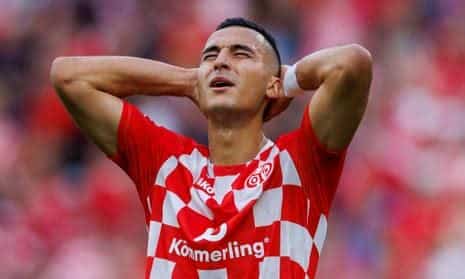 Write informative laconic excerpt under 30 words in mexican spanish for news below. Do not wrap it into quotation marks or html tags. Jul 12, 2024, 01:21 PM ETDutch forward Anwar El Ghazi had his contract at Mainz wrongfully terminated, a German court ruled on Friday, months after he refused to stay silent on his support for Palestinians in the Israel-Hamas conflict.Mainz initially suspended El Ghazi and then terminated his contract in November following his social media posts in connection with the conflict, even as the forward said he had "no regrets or remorse" about his stand.A Mainz spokesperson told Reuters they were waiting for the court&apos;s written reasons for the decision before deciding on whether they will appeal.El Ghazi had a contract with Mainz until 2025 and The Athletic reported the club must pay his wages for the past nine months, totalling €1.7 million ($1.85 million), as a result of the ruling.Anwar El Ghazi has won his court battle with German club Mainz. Arne Dedert/picture alliance via Getty ImagesThe 29-year-old, who has also played for Premier League clubs Aston Villa and Everton, was first suspended on Oct. 17 over his initial post which he has since deleted.However, he continued with posts related to the conflict, saying he could not stay silent, adding that there was no justification for the killing of thousands of children in Gaza.The war began when Hamas militants attacked Israel on Oct. 7, killing 1,200 people and abducting some 250 others, according to Israeli tallies. More than 38,000 Palestinians have been killed since then in Israel&apos;s assault on the Gaza Strip, health officials in the Hamas-ruled enclave say.Mainz, who had reinstated him in the squad after his initial suspension, said his posts were met with "surprise and incomprehension" before taking the decision to terminate his contract.Nujum Sports, a non-profit organisation that has supported El Ghazi and helped him organise a charity soccer match to raise funds for Gaza&apos;s children, described it as a "landmark verdict.""We hope clubs and professional bodies take note and do not continue to repress legitimate freedom of speech by pressurising athletes to remain silent or adopt a particular narrative with the threat of terminating contracts," it said on X. ,El delantero holandés Anwar El Ghazi tuvo su contrato con Mainz injustamente terminado por un tribunal alemán después de expresar apoyo a Palestina.