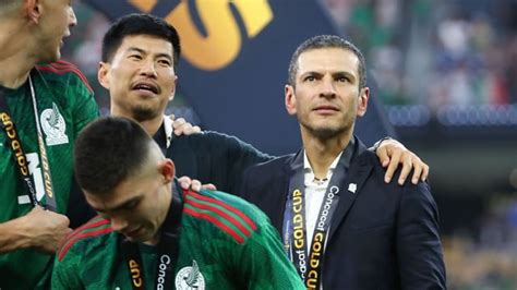 Write informative laconic excerpt under 30 words in mexican spanish for news below. Do not wrap it into quotation marks or html tags. playMoreno blasts &apos;frantic and desperate&apos; Mexico in Copa América exit (2:40)Alejandro Moreno and Shaka Hislop recap Mexico&apos;s 0-0 draw to Ecuador that sees them crash out of the Copa América in the group stage. (2:40)Mexico coach Jaime "Jimmy" Lozano is on the cusp of departing the national team, with Javier Aguirre lined up as his likely replacement, sources told ESPN Mexico.Lozano, currently on the hot seat after suffering a group stage exit in the Copa América, turned down an offer to stay on as assistant for Aguirre after a denial of his request to maintain his staff within the structure of the Mexican Football Federation (FMF), sources said.Aguirre and the FMF are expected to engage in talks next week that could lead to his El Tri return after previously leading the national team as coach on two separate occasions (2001-02, 2009-10).At the Copa América, Lozano and his roster fell short of expectations with an early exit that featured just one goal in three games.Jaime Lozano is set to pay the price for Mexico&apos;s early Copa América exit. Alvaro Avila/Jam Media/Getty ImagesDespite being unable to earn a place in the tournament&apos;s knockout phase, Mexico sporting director Duilio Davino initially stated that "the project continues" under Lozano, but also noted that the coach would soon have to present a report that evaluated the form of his team.After Lozano filed the last section of his report this week, there was a lack of unanimous support for the coach within the FMF, ESPN Mexico reported.Aguirre, recognized as a firefighter for Mexico who helped the team qualify for the 2002 and 2010 World Cups, recently closed out a two-year run as coach of Mallorca in Spain.Aguirre made headlines earlier in 2024 with a Cinderella run to the final of the Copa del Rey, where Mallorca narrowly lost 4-2 on penalties to Athletic Club ,Jaime Lozano, entrenador de México, podría dejar el cargo tras la salida temprana de la Copa América. Javier Aguirre suena como reemplazo.