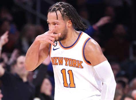 Write informative laconic excerpt under 30 words in mexican spanish for news below. Do not wrap it into quotation marks or html tags. Jalen Brunson tuvo una destacada temporada en 2022-23 con los Knicks, promediando 24.0 puntos por partido, 6.2 asistencias y 0.9 robos por partido. Brunson es el base titular de los Knicks y se espera que continúe como una de las principales opciones ofensivas del equipo. El rendimiento destacado de Brunson en los playoffs y su versatilidad en ambos lados de la cancha le permitieron obtener un contrato millonario con los Knicks.,Jalen Brunson, base estelar de los Knicks, firma contrato millonario tras sobresaliente temporada con promedio de 24.0 puntos, 6.2 asistencias y 0.9 robos por partido.