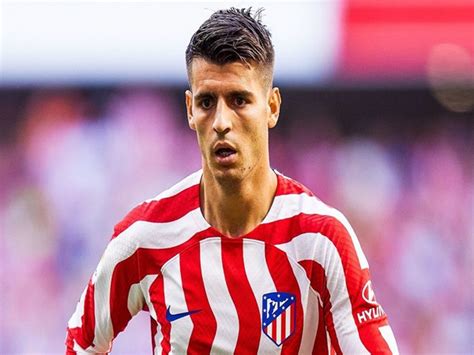 Write informative laconic excerpt under 30 words in mexican spanish for news below. Do not wrap it into quotation marks or html tags. Jul 19, 2024, 07:32 AM ETÁlvaro Morata has joined AC Milan on a permanent transfer from Atlético Madrid, the Italian giants announced on Friday.Morata, who captained Spain to Euro 2024 glory on Sunday, underwent a medical before putting pen to paper on a four-year contract with the Rossoneri.Milan had earlier activated Morata&apos;s €15 million ($16.3m) release clause.Morata, 31, scored 46 goals in 117 appearances for Atlético since joining the club on an initial loan deal from Chelsea in January of 2019.His decision to leave now the Rojiblancos with two years left on his contract surprised many fans considering that only two weeks ago, Morata had posted on Instagram a photograph of him wearing an Atlético jersey with the message: "I can&apos;t imagine what it must be like to win with this shirt and I&apos;m not going to stop until I get it @atleticodemadrid ❤️."However, Morata had recently complained during the European Championship in Germany that he received no respect from the media and fans in Spain.He bid farewell to his Atlético teammates on Tuesday in Madrid and explained the reasons for his decision to leave the Rojiblancos."When you are in a place that for different reasons you can&apos;t give your 100 percent, it is best for everyone this [to leave] option," Morata said.On what made him decide to join AC Milan, he told Sky Italia: "A simple thing. The trust shown to me by Zlatan [Ibrahimovic], the squad and the coach."I know I still have the best years of my career ahead of me and I want to go to this big club that is Milan."The truth is that Italians have treated me with incredible respect. I can&apos;t wait to go and play there again [in Serie A]."They have transmitted me all positive things."Morata had seen his playing time reduced this year but at Milan, he is expected to find minutes following the departure of French forward Olivier Giroud.Giroud moved to LAFC after his contract with the Rossoneri expired in June.A return to Serie A was a good option for Morata, whose wife Alice Campello is Italian.Morata played a total of four seasons on loan at Juventus, first from Real Madrid and then from Atlético.He won two Scudetti and three Coppa Italia trophies with the Turin giants before returning to Atlético in the summer of 2022. ,Álvaro Morata se une a AC Milan desde Atlético Madrid por €15 millones. El delantero español firma un contrato de cuatro años.