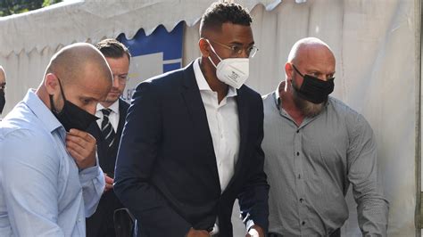 Write informative laconic excerpt under 30 words in mexican spanish for news below. Do not wrap it into quotation marks or html tags. Jul 19, 2024, 09:56 AM ETFormer Germany defender Jérôme Boateng was handed a suspended fine and a warning after a Munich court on Friday found him guilty of premeditated bodily harm against his former partner.The €200,000 ($217,760) suspended fine (€5,000 per day for 40 days) must only be paid if Boateng commits another offence.Jérôme Boateng appears in court in a bodily harm case against his former partner. EPA/ANNA SZILAGYIThe judge also ordered Boateng to pay a total of €100,000 to charity organisations, a court spokesperson said.The 2014 World Cup winner, who appeared in the Munich court wearing a dark blue suit, was accused of injuring his ex-girlfriend in a fight during a vacation in 2018.The mother of his twin daughters accused Boateng of hurling a lamp at her which missed and then throwing a small box which injured her arm, before hitting her and pulling her hair.The 35-year-old Boateng, who recently transferred from Italy&apos;s Salernitana to Austria&apos;s LASK Linz, denied injuring his ex-girlfriend.Friday&apos;s trial was the third in the bodily harm case.State prosecutors, who had demanded a fine of €1.12 million, now have one week to decide whether to appeal the case to Bavaria&apos;s top court, according to a spokesperson."I am immensely relieved that this nightmare that has lasted for years is now over," Boateng said in a statement released by his media adviser."Now I want to concentrate on my family and football." ,El exdefensor de Alemania Jérôme Boateng fue multado con suspensión y advertencia por daño corporal premeditado. Deberá pagar €200,000 si reincide.