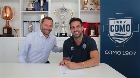 Write informative laconic excerpt under 30 words in mexican spanish for news below. Do not wrap it into quotation marks or html tags. Jul 19, 2024, 10:15 AM ETFormer Spain midfielder Cesc Fàbregas has signed a four-year deal to become permanent head coach of Italian club Como after helping the team to promotion last season, the club confirmed on Friday.Fàbregas, 37, was Como&apos;s interim head coach for part of the 2023-24 campaign before working as an assistant for Osian Roberts, who moves into a development role at the club. The team finished second in Serie B to earn automatic promotion to Serie A, finishing three points behind title winners Parma.Mirwan Suwarso, official spokesperson for Como&apos;s ownership group, said: "It&apos;s an honour for us to officially appoint Cesc as head coach. The impact of his knowledge, experience and passion is already evident in the success of last season and the evolution of our playing style."We believe that this is just the start though and look forward to continuing working with Cesc this season and for many years to come."Fàbregas said of his appointment: "I am so happy to be starting this season as head coach and I thank the ownership group for trusting me with this position. I share the ambitions of the group and believe this is just the start of where this club can go.Cesc Fàbregas was an assistant coach as Como earned promotion to Serie A last season. Image Photo Agency/Getty Images"It&apos;s going to be a tough and important season but myself and the rest of the coaching staff are ready and we all believe."Fàbregas enjoyed an illustrious playing career with Spain, Arsenal, Barcelona, Chelsea and Monaco before joining Como for the final days of his playing career, retiring in 2023.He was part of the Spain squad that won the World Cup in 2010 and the European Championship in 2008 and 2012.Como confirmed their signing of another former Premier League star on Thursday, with ex-Liverpool goalkeeper Pepe Reina signing on a one-year deal.The club, based in the town of Como near Milan in northern Italy, faced criticism earlier this week for defending a player who had allegedly used an anti-Asian remark during a preseason friendly with Wolverhampton Wanderers.Fàbregas and fellow Arsenal and Barcelona alumnus Thierry Henry are minority shareholders in Como. ,El ex centrocampista de España, Cesc Fàbregas, firma un contrato de cuatro años para ser el entrenador permanente del club italiano Como tras lograr el ascenso la temporada pasada.