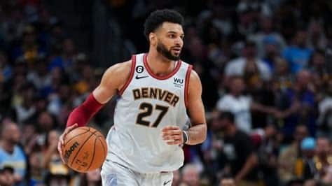 Write informative laconic excerpt under 30 words in mexican spanish for news below. Do not wrap it into quotation marks or html tags. El jugador de baloncesto Jamal Murray regresa a los Nuggets de Denver después de perderse la temporada pasada debido a una lesión en el ligamento cruzado anterior de la rodilla. Murray tuvo un gran rendimiento en las temporadas anteriores, promediando más de 20 puntos por partido. Se espera que Murray continúe jugando un papel importante en el equipo como uno de los principales facilitadores.,Jamal Murray vuelve a los Nuggets de Denver tras lesión en la rodilla. Se anticipa su impacto con promedio de 20 puntos por partido y liderazgo en la cancha.