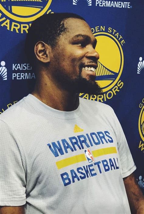 Write informative laconic excerpt under 30 words in mexican spanish for news below. Do not wrap it into quotation marks or html tags. Kevin Durant sigue siendo un jugador MVP-calibre, pero sus problemas constantes de lesiones afectan su valor en fantasy. Ha jugado 35 partidos en la temporada 2020-21, 55 partidos en la temporada 2021-22 y 47 partidos la temporada pasada debido a lesiones. Durant sufrió una lesión en el tobillo durante los calentamientos previos a un partido en marzo, lo que lo mantuvo fuera por tres semanas. A pesar de sus lesiones, promedió 29.1 puntos, 6.7 rebotes, 5.0 asistencias y 1.4 bloqueos en 35.6 minutos por partido la temporada pasada. Durant ha sido uno de los mejores jugadores de fantasía en las últimas temporadas y se proyecta que lo sea nuevamente en la temporada 2023-24, siempre y cuando se mantenga saludable. Ha demandado un intercambio de los Nets en agosto, pero eso ha sido rescindido.,Kevin Durant, estrella con problemas de lesiones, mantiene su valor en fantasy. Proyectado como jugador destacado, siempre y cuando se mantenga saludable.