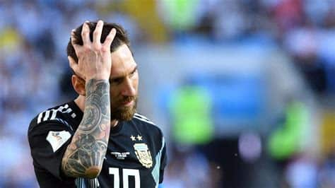 Write informative laconic excerpt under 30 words in mexican spanish for news below. Do not wrap it into quotation marks or html tags. playAlejandro Moreno: 100% Messi, Argentina were lucky to get through (2:35)Alejandro Moreno breaks down the performances of Argentina and Lionel Messi as they advance vs. Ecuador. (2:35)Jul 5, 2024, 02:29 AM ETArgentina national team head coach Lionel Scaloni warned against fixating on Lionel Messi&apos;s missed penalty after his team beat Ecuador at NRG Stadium in Houston, Texas to secure a slot in the Copa América semifinals.La Albiceleste led 1-0 for the majority of the match before a 91st-minute goal from Kevin Rodríguez forced a penalty shootout. Messi was first to step up, but his attempted chip hit the crossbar to leave his team&apos;s hope of progression in serious jeopardy.However, goalkeeper Emiliano "Dibu" Martinez made two big saves to overshadow the miss and propel the team to the next round."He [Messi] played like the rest of the team, we are a team. This is a team, if the team played well, he played well. We have never separated the individual from the collective," Scaloni said in his post-match news conference.Messi concluded the match with 32 touches, with just one of those one coming inside the opposition&apos;s box. When asked if Messi&apos;s injury-forced absence during the last group-stage match impacted his performance, Scaloni responded: "No."Leo had a good game, in the end, they also planned a game or system where when we had the ball, two defenders came to attack, so, this is a chess game. He has had seven days away, we didn&apos;t notice the inactivity mentioned in the question."Lionel Messi reacts to missing his penalty at the beginning of the shootout with Ecuador. Omar Vega/Getty ImagesScaloni also confirmed that the injury didn&apos;t affect Messi&apos;s performance."He finished well, the last time we asked him with five or six minutes left in the game he said he felt well."Argentina now prepare for a semifinal against either Canada or Venezuela at MetLife in New Jersey on July 9."This team managed this like they always do, these types of competitions are day-to-day, and now we&apos;re thinking about the next game and not beyond," Messi said in the mixed zone after the game. ,Lionel Scaloni elogia a Messi, minimiza error de penalti y destaca actuación colectiva tras victoria de Argentina sobre Ecuador en la Copa América.