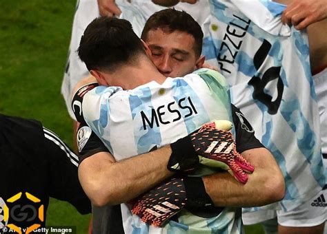 Write informative laconic excerpt under 30 words in mexican spanish for news below. Do not wrap it into quotation marks or html tags. playAlejandro Moreno: 100% Messi, Argentina were lucky to get through (2:35)Alejandro Moreno breaks down the performances of Argentina and Lionel Messi as they advance vs. Ecuador. (2:35)Jul 5, 2024, 06:14 AM ETWhen a team triumphs, supporters quickly credit the offensive players for their efforts on the pitch and the coach for the tactical management over the course of the 90 minutes. But a goalkeeper&apos;s performance, no matter how great, often goes unnoticed.Emiliano Martínez, however, leaped into the spotlight in the Copa América quarterfinals on Thursday to put aside any possibility of being labeled unsung or underrated.His Argentina side had almost secured the ticket to the semifinals in regular time, passionately defending a 1-0 scoreline for the majority of the match. Then Kevin Rodríguez scored for Ecuador in stoppage time to make it 1-1 and force a penalty shootout.For a moment, silence fell upon NRG Stadium in Houston, Texas before the referee confirmed the goal to send the few Ecuadorian fans into a frenzy, while the overwhelmingly pro-Argentina contingent stood in astonishment. Like the finals in 2015 and 2016 and semifinal in 2021, La Albiceleste&apos;s Copa América fate would be decided by spot kicks.Argentina&apos;s not-so-secret weapon, "Dibu" Martínez, positioned himself between the posts and instilled confidence when the team needed it most.But up until Lisandro Martínez&apos;s header had given Argentina the lead in the 35th minute, the offensive line had overshadowed the efforts of the defence. "Dibu" may only have made one save in the game, but he did play an important role during regular time, preserving his clean sheet almost until the end as Ecuador persistently attacked Argentina&apos;s goal.Argentina didn&apos;t actually need "Dibu" when Ecuador received a penalty for a handball in regular time on 62 minutes, with Enner Valencia&apos;s attempt hitting the post before the following-up Piero Hincapié was penalised for encroaching into the area when his effort deflected for a corner.Emiliano Martínez celebrates after making two crucial saves to help Argentina defeat Ecuador on penalties to advance to the semifinals of the Copa América. (Photo by CHARLY TRIBALLEAU/AFP via Getty Images)It was in the penalty shootout that the Aston Villa goalkeeper really stepped up to the plate, as he has done so often before. At the Copa América in 2021, he made three stops in a semifinal shootout against Colombia to clinch the ticket to the final -- where they beat arch-rivals Brazil 1-0. Then, a year later at the World Cup, Martínez became a national hero. First, he made two saves against Netherlands in the quarterfinals for a 4-3 shootout success, then in the final vs. France he was iconic.After arguing with there referee to delay Kingsley Coman from taking France&apos;s second spot kick, Martínez dived low to his right to keep it out. Argentina won the shootout 4-2 as "Dibu" helped to lift the World Cup for the first time since 1986.The fans celebrated each and every save in Qatar, but still it&apos;s the attacking players that continue to be printed on every flag, displayed on every poster and worn on jerseys. Any supporter bearing the goalkeeping kit at this match would have been swamped by a sea of white and baby blue. But again on Thursday night, Martínez demonstrated once and for all why a skilled goalkeeper can be just as valuable as any field player.Emiliano Martínez keeps out a spot kick from Ángel Mena. CHARLY TRIBALLEAU/AFP via Getty ImagesThe coin flip at NRG Stadium dictated La Albiceleste would shoot first. Captain Lionel Messi walked up to the spot, and rocketed the ball against the crossbar to bring back the ghosts of 2016, when he missed the first kick in the final loss to Chile. Argentina briefly lost hope, seeing the light dim with each of Messi&apos;s slow-paced steps back to the midfield.But Martínez quickly brought the spark back into the supporters&apos; eyes when diving to save from Ángel Mena. He then managed a second stop when Alan Minda stepped up, inciting a louder reaction from fans.Once Nicolás Otamendi nailed the deciding strike, players that once kneeled together in the midfield exploded into different directions. Martínez ran to hug his teammates, danced in front of fans seated behind the goal and signaled for more cheers after propelling Argentina to life yet again.Many burst into tears as La Albiceleste figures embraced each other. Then, regardless of the missed attempt by the captain or the decisive strike by defender Otamendi, the compliments began flowing in for "Dibu."Keep up to date with all the results, news coverage and stories on the biggest names and teams in the United States as the tournament progresses. Copa América 2024 "I am not a goalkeeping coach, but when a goalkeeper attempts to make a penalty save they may touch the ball but &apos;Dibu&apos; attacks them. He makes noises when he stops them," Argentina coach Lionel Scaloni said. "Better that he&apos;s Argentine."Messi added: "&apos;Dibu&apos; is always there, in these moments he becomes big. In the penalties we had a lot of faith, even before the match he joked that we should be calm if there were penalties. He always has it in his mind."Otamendi said: "We have an animal that is &apos;Dibu,&apos; who is prepared for the key moments. Not just the penalties but in the key moments.""We have an animal between the posts," Rodrigo De Paul echoed.The conversation surrounding the goalkeeper continued, as his name creeped into article headlines, television recap shows and social media posts made by supporters.The goalkeeper succeeded in making his name synonymous with Thursday night&apos;s triumph. The game-changing efforts of "Dibu" inspired Argentina to clinch a spot in the semifinals, maximizing the importance of his skill and position. Though no team plans to be in a position to make the goalkeeper the most valuable player on the pitch, Martínez stands as a reminder that the role cannot remain undervalued."I work for this," the goalkeeper said. ,Emiliano Martínez se convierte en héroe al salvar dos penales y llevar a Argentina a las semifinales de la Copa América.