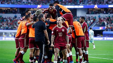 Write informative laconic excerpt under 30 words in mexican spanish for news below. Do not wrap it into quotation marks or html tags. Venezuela were only one of three teams alongside Argentina and Uruguay to get maximum points from the group stage of the 2024 Copa América. (Photo by Ronald Martinez/Getty Images)"Mano, tengo fe" ... Bro, I have faith.Nobody knows for sure who coined the phrase -- there are various theories, none proven -- that has become the unofficial slogan of Venezuela&apos;s national team. But it stuck. Watch Venezuela&apos;s games at the Copa América, or follow them on social media, and it&apos;s everywhere."It&apos;s a part of our identity as a team now," captain Salomón Rondón told Marca. "It&apos;s a part of our football.""You can never lose faith," coach Fernando Batista said last week. "In life, not just in football. Behind that saying, there&apos;s a whole country. But it&apos;s a saying, that&apos;s all."Keep up to date with all the results, news coverage and stories on the biggest names and teams in the United States as the tournament progresses. Copa América 2024 Venezuela&apos;s performance at the Copa América so far, with wins over Ecuador, Mexico and Jamaica in Group B, has given fans reason to believe. La Vinotinto -- so called because of the red-wine color of their home shirts -- matched favourites Argentina and Uruguay as the only countries to take maximum points in the tournament&apos;s group phase, and now face Canada in the quarterfinals in Arlington, Texas on Friday.A team which has only reached the Copa América semifinals once in the competition&apos;s history, in 2011, is now a win away -- against a Canada team taking part in the tournament for the first time -- from matching that achievement.In the ultra-competitive environment of South American international football, Venezuela have tended to struggle, upstaged by more successful neighbours like Brazil and Colombia. The status of baseball as Venezuela&apos;s traditional No. 1 sport, and the country&apos;s fraught politics leading to often chaotic sports administration, haven&apos;t helped."Venezuela has suffered from a lot of non-footballing issues in recent years," broadcaster Jairo Robles, of Venezuelan radio station Sports 96.7fm, told ESPN. "There was conflict between the federation and the players, logistical issues, a lot of negative things."Today, all that has improved. They&apos;re on the right track, with the right preparation, perfect logistics. There are no complaints from the players, so they can focus on football."Then, you have the form of the players with their clubs. A lot of them are key players: Salomón Rondón in Mexico [at Pachuca], Yeferson Soteldo in Brazil [at Santos and Gremio], the great form of Yangel Herrera at Girona [in LaLiga]."All that has come together in the national team. Venezuelan players have always had talent. But it&apos;s never been well organized. It&apos;s been like that for decades. There was never professional preparation. Now, there is."Venezuela are the only CONMEBOL country to have never qualified for the World Cup. In attempting to qualify for Qatar 2022, they finished 10th, rock bottom of the table with just 10 points, losing 14 of their 18 games.In the Copa América, aside from that 2011 semifinal -- when they were beaten by Paraguay on penalties -- they can point to respectable quarterfinal appearances in 2016 and 2019, losing on both occasions to Argentina. But in the 2021 edition, they were eliminated at the group stage, without winning a single match.In the last year, the mood has changed under Argentine coach Fernando Batista. He was appointed in March 2023, having previously worked as an assistant to predecessor Jose Pekerman. Despite sitting below eight of the ten CONMEBOL nations in the FIFA World Ranking -- only Bolívia are lower -- Venezuela are fourth in qualifying for the 2026 World Cup, with six games played.Captain and forward of Venezuela Salomón Rondón is one of the country&apos;s all-time greats. ) (Photo by ARIC BECKER/AFP via Getty Images)They are behind Argentina, Uruguay and Colombia, but ahead of the rest, including giants Brazil. The top six finishers will go to the World Cup, with the seventh-placed team going into the intercontinental playoffs.Results and performances have been encouraging. Venezuela drew 1-1 in Brazil on Oct. 13, and beat Chile 3-0 four days later. They have lost only once, to Colombia. But the marathon nature of South American qualifying -- with all 10 teams in the same group -- means there are still 12 more games to be played, between September 2024 and September 2025."Venezuela are confirming now what they&apos;ve shown in World Cup qualifying," Robles says. "They&apos;re fourth, and it isn&apos;t a coincidence that those are the four teams that have topped the groups at the Copa América."Everything has fallen into place. The players have understood the tactics, and they&apos;ve won important matches. What was difficult for Venezuela before was finishing off games, the small details, and now they&apos;ve been able to do it. In the past, they didn&apos;t take advantage of their opportunities."Independent of the system -- and we&apos;ve used every formation you can think of, adapting to what the game needs -- our style of play is non-negotiable," assistant coach Leandro Cufre said this week. "We try to be proactive, to make sure the opponent touches the ball as little as possible in our half of the pitch. That&apos;s always the intention."Going into this Copa América, the players and coach Batista framed the tournament as a continuation of a learning curve, rather than an end in itself."This is a process, a project," Batista said. "Beyond the results, there&apos;s a project. This [tournament] will help these youngsters gain experience, knowing they can be the future of the Vinotinto."Venezuela&apos;s preparations for the Copa América were questioned. They were the only team to choose not to play any pre-tournament friendlies in June, preferring to focus on training at their base in Tampa, Florida. "We had 15 or 16 days of training," Batista said. "It&apos;s what we wanted. Getting the group together, working physically, and working on details."So far, that work has paid off. Venezuela beat Ecuador 2-1 in their opening game on June 23 -- helped by an early red card for Ecuador forward Enner Valencia -- and then beat Mexico 1-0, goalkeeper Rafael Romo the hero after brilliantly saving an 87th-minute penalty.ROMO SAVES THE PENALTY BY PINEDA 😱Venezuela hangs on to its 1-0 lead! pic.twitter.com/pwbY368sj0,Venezuela, junto a Argentina y Uruguay, consigue pleno de puntos en la fase de grupos de la Copa América 2024. Enfrentan a Canadá en los cuartos de final.