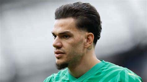 Write informative laconic excerpt under 30 words in mexican spanish for news below. Do not wrap it into quotation marks or html tags. Ederson has been a central figure of Manchester City&apos;s success under Pep Guardiola. GettyManchester City are facing a battle to keep hold of Ederson with Al Nassr prepared to offer a contract worth nearly three times what he earns at City, a source has told ESPN.Ederson is on a list of potential targets for the Saudi Pro League side which also includes Liverpool goalkeeper Alisson and Wojciech Szczesny, who is set to leave Juventus.City are keen to keep the Brazil international, but a source has told ESPN that they will consider his departure if he asks to leave and their valuation is met by another club.The 30-year-old is Pep Guardiola&apos;s first-choice goalkeeper and is under contract until 2026, meaning City would demand a significant fee.He cost £35 million ($44.8m) when he arrived from Benfica in 2017 and has gone on to win six Premier League titles and the Champions League.A source has told ESPN that Ederson could earn more than £600,000 a week at Al Nassr, a figure that City would not come close to matching even if they decide to negotiate a new contract.A source has told ESPN that, despite interest in their first-choice goalkeeper, City remain relaxed about the situation after Stefan Ortega signed a contract extension in June. It keeps Ortega at the Etihad until 2026.Guardiola, according to a source, would have no problem starting the season with Ortega as his first-choice goalkeeper if Ederson leaves.The German, who has been Ederson&apos;s understudy since 2022, made 20 appearances in all competitions last season, making a crucial save to deny Son Heung-Min in their penultimate league game at Tottenham to help City clinch a record fourth title in a row.Sources have told ESPN that, despite interest in signing a goalkeeper, Al Nassr&apos;s priority in the summer window is to sign a central midfielder, with Manchester United captain Bruno Fernandes one of the names in the frame. ,El guardameta del Manchester City, Ederson, enfrenta interés de Al Nassr con una oferta tres veces mayor a la de su actual contrato. City consideraría su salida si el precio es alcanzado.