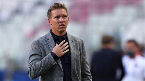 Write informative laconic excerpt under 30 words in mexican spanish for news below. Do not wrap it into quotation marks or html tags. playNagelsmann confused by handball rule after Germany denied penalty (2:01)Germany coach Julian Nagelsmann questions the handball rule after his side were not awarded a penalty in their Euro 2024 defeat to Spain. (2:01)Jul 5, 2024, 04:56 PM ETGermany manager Julian Nagelsmann has railed against the decison not to award his side a handball in Friday&apos;s Euro 2024 quarterfinal defeat to Spain that saw the hosts exit the competition.Germany equalised in the 89th minute to send the game to extra time at 1-1, only for Spain&apos;s Mikel Merino to score a 119th-minute winner.However, the game could have been set on a different course had Germany&apos;s appeals for a penalty not been waved away when the ball struck Marc Cucurella&apos;s hand in extra time.Nagelsmann criticised the decision, saying the impact of the potential handball -- stopping a shot that was destined to be on target -- should be taken into consideration, adding that modern technology could make the process seamless."I don&apos;t want to talk too much about it [the handball]," Nagelsmann said, "but it would be nice if it would be assessed what is the intention. It&apos;s not possible in football if someone shoots into the stand and hits a hand, it&apos;s never [a penalty], but when [the ball is] clearly going towards goal and hits a hand, you can&apos;t talk about intention."You have to see where the shot is aimed. We have 50 robots bringing us coffee, so there should be an AI calculating crosses, shots, where they are going. It&apos;s quite simple. We should really assess where the shot is going, but that is not the only reason we lost the game."Nagelsmann congratulated Spain on their victory, but was bitterly disappointed for his players after the huge effort they put in."The whole game was too open and then in the second half we reacted with our personnel in a good way and we came better into the game," Nagelsmann said."And after the 60th minute we were clearly the better team with many clear chances and towards the end I think that we scored was well deserved."With the exception of the first five minutes of the second half of extra time I think it was almost only us who wanted to win."Despite the hosts&apos; exit from the tournament, the manager was positive about how they approached Euro 2024 and hopes his squad can also be a uniting force in the country."I think what was reproached towards the national team in the past, that they didn&apos;t want to win, that they didn&apos;t show enough will to win, I think today you couldn&apos;t see that for one second," he said."The players invested everything on the pitch. I said to them they should take that with them, that we are a country where too much is said in too many situations, looking at many situations with a very dark perspective."I hope that this symbiosis between football supporters and the national team can happen also in the midst of our society, that we understand as a society that we can create something, that we can move things."Information from Reuters contributed to this report. ,Nagelsmann cuestiona regla de mano tras denegación de penalti a Alemania en derrota Euro 2024 frente a España. Alemania eliminada.