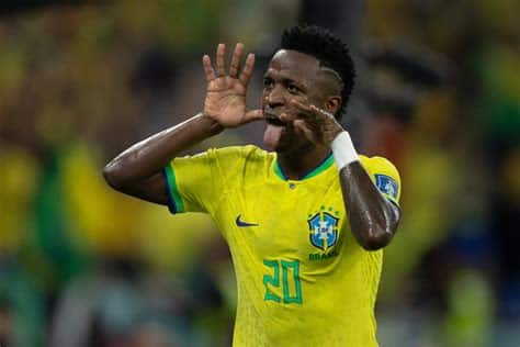 Write informative laconic excerpt under 30 words in mexican spanish for news below. Do not wrap it into quotation marks or html tags. Jul 5, 2024, 07:50 PM ETBrazil&apos;s teenage prodigy Endrick will replace Vinícius Júnior, who is suspended for accumulating yellow cards, for Saturday&apos;s Copa América quarterfinal against Uruguay at Allegiant Stadium in Las Vegas, Nevada.Coach Dorival Junior opted for 17-year-old Endrick, also known as "Messinho," to take the striker&apos;s place and make his first start for the Brazilian squad."We&apos;ve lost an important player, but we&apos;ve gained a player who&apos;s coming into his own and is looking for an opportunity. Maybe this is Endrick&apos;s moment," Dorival told a press conference on Friday."I don&apos;t think Endrick is specifically a nine who plays fixed, he prefers a pivot. He&apos;s a player who floats, who moves around. The team is constantly evolving. That&apos;s why I said not to rush into anything with him. It&apos;s just a matter of time before we find the best formation," he added.The 62-year-old boss, who took over in January and has now coached seven matches, has guided the squad into the last eight as Group D runners-up to Colombia with five points from three games."In total we&apos;ve been together for 37 days, about 20 official training sessions, with everyone together, the whole squad. We&apos;ve made a lot of progress and there are still a few things to iron out, but that&apos;s part of the process."There will always be criticism, no matter where you are in the table. The important thing is to find a healthy path for the team."The coach added he did not want the Uruguay game to be seen as a defining moment, but acknowledged it was a great South American classic."It will be an important game for Brazil and for Uruguay too. It is a team that deserves all of our respect and I have no doubt that they will have problems against our team. These are teams that know and respect each other and we will have everything to play a great match," Dorival said. ,El joven prodigio brasileño Endrick sustituirá a Vinícius Júnior en el partido de cuartos de final de la Copa América contra Uruguay. El entrenador confía en su potencial.