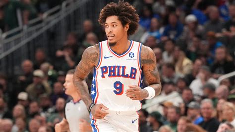 Write informative laconic excerpt under 30 words in mexican spanish for news below. Do not wrap it into quotation marks or html tags. Kelly Oubre Jr. terminó la temporada pasada como el jugador 156 en producción por partido en ocho categorías en la liga de roto en su primer año en Charlotte. Para la temporada 2022-23, su rol en el equipo de Charlotte es incierto debido a la incertidumbre alrededor de Miles Bridges. Oubre ha jugado para cuatro equipos diferentes en los últimos cuatro años y se espera que ocupe un rol de sexto hombre en el alero detrás de Terry Rozier y Gordon Hayward en los Hornets.,Kelly Oubre Jr., de rol incierto en los Hornets de Charlotte para la temporada 2022-23, podría ser el sexto hombre detrás de Rozier y Hayward.