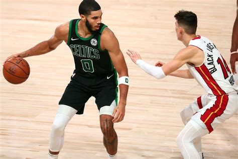 Write informative laconic excerpt under 30 words in mexican spanish for news below. Do not wrap it into quotation marks or html tags. Jayson Tatum vuelve a los Celtics después de una destacada temporada en 2021-22, donde fue nombrado en el primer equipo All-NBA. Esperan que sea el líder anotador del equipo con aspiraciones de campeonato. Tatum jugará junto a Jaylen Brown, quienes ahora son los líderes indiscutibles del equipo luego de la salida de Kemba Walker. Se espera que Tatum asuma un papel más distribuidor, ya que el entrenador Ime Udoka busca mejorar el ranking de asistencias del equipo. A pesar de tener solo 24 años, Tatum ha demostrado consistencia y mejoras en su juego a lo largo de su carrera. Se espera que continúe su ascenso y compita por un lugar en el All-NBA esta temporada.,Jayson Tatum regresa a Celtics como líder anotador. Junto a Jaylen Brown, buscan el campeonato con nuevo rol distribuidor. A sus 24 años, aspira al All-NBA.