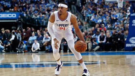 Write informative laconic excerpt under 30 words in mexican spanish for news below. Do not wrap it into quotation marks or html tags. Tobias Harris se espera que tenga un declive en su rendimiento ofensivo en la temporada 2022-23 como resultado de convertirse en la tercera o incluso cuarta opción de anotación para los Sixers. A pesar de este declive, Harris sigue siendo una buena opción de fantasía debido a sus habilidades en el rebote, el pase y las estadísticas defensivas periféricas. En la temporada 2020-21, Harris tuvo su mejor temporada fantasy, promediando 19.5 puntos, 6.8 rebotes, 3.5 asistencias y 1.7 robos y bloqueos por partido.,Tobias Harris podría declinar en anotación con los Sixers, pero sigue siendo valioso en fantasía por su versatilidad en rebote, pase y defensa.