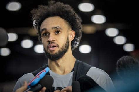 Write informative laconic excerpt under 30 words in mexican spanish for news below. Do not wrap it into quotation marks or html tags. Derrick White pasó de ser titular a jugador de banca en los Celtics después de ser traspasado por los Spurs. Su promedio de minutos bajó de 30.3 a 27.4 por partido y sus intentos de tiros disminuyeron de 11.6 a 8.8 por juego. Malcolm Brogdon, jugador recién adquirido por los Celtics, podría relegar a Derrick White al banquillo, aunque podrían jugar juntos como una sólida dupla de reserva. El entrenador Ime Udoka también podría usar alineaciones small-ball para dar descanso a las estrellas Jaylen Brown y Jayson Tatum, lo que abriría más minutos para White y Brogdon. Derrick White podría beneficiarse de la partida de DeMar DeRozan y convertirse en uno de los principales anotadores de los Spurs. En la temporada pasada, White promedió 15.4 puntos y 2.3 triples por partido. Aunque no es el mejor anotador eficiente, su versatilidad le permite contribuir en el juego de pases y en la defensa.,Derrick White traspasado a Celtics, Malcolm Brogdon puede relegarlo al banco. Podrían formar dupla sólida. White busca destacar tras salida de DeRozan en Spurs.