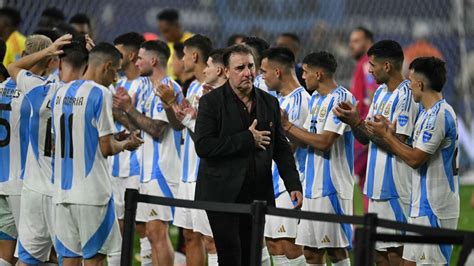 Write informative laconic excerpt under 30 words in mexican spanish for news below. Do not wrap it into quotation marks or html tags. playGomez: Copa América pregame was an embarrassment (1:30)Herculez Gomez reacts to the pregame scenes of fans rushing into the stadium before the final between Colombia and Argentina. (1:30)Jul 15, 2024, 04:01 AM ETColombia national team head coach Nestor Lorenzo said Hard Rock Stadium&apos;s security breach impacted his players ahead of their 2024 Copa América final defeat to Argentina on Sunday night, labelling the situation "anxiety-inducing."Hours before kick off, fans without tickets to the game broke through the southwest gate of the venue, causing many to be tackled and apprehended by police and security personnel. A stadium security guard confirmed to ESPN that the southwest gate had been closed because of a breach, before the entire venue went into lockdown."Imagine, from the locker room we were trying to communicate with family members, with friends, to see if they were in trouble or not, it was overwhelming. So that was chaotic. We tried to keep the team calm, but there was anxiety," Lorenzo said after the match."Imagine the day&apos;s schedule to play a final, everything goes minute-by-minute, breakfast, lunch, the team talk, the departure from the bus, the arrival and then you have to say: &apos;No, we have to wait half an hour, no, 45 minutes, no, an hour.&apos;"Everything became uprooted. I repeat, it happened for both teams. It&apos;s a complaint, but not a cry."After fans breached the gates, pre-game warm-ups ended abruptly as players were forced off the pitch and into the locker rooms. The game eventually began 75 minutes behind schedule."They warmed up, got cold, warmed up again then a longer half-time," Lorenzo added."Weird things, for both sides but the team with less experience feels it more. There is no need to make a complaint or anything, but I said that this could have an impact on the physique and generally the tension is felt more by the person who has less experience in these types of events."Nestor Lorenzo said the security issues at the final affected his players. CHANDAN KHANNA/AFP via Getty ImagesThe organising bodies confirmed all gates were open to avoid any serious injuries and the threat of a stampede. Hard Rock Stadium released a statement after the final blaming "unruly fans" for the disruption."Preparations [for the final] included an increase in the number of law enforcement officers and security on-hand, with more than double the personnel than a typical at-capacity stadium event," it said."Throughout the afternoon and evening, there were numerous attempts by unruly fans without tickets to overpower security and law enforcement personnel at entry points to the stadium, putting themselves, other fans and security and stadium staff at extreme risk."Various stadium gates were closed and re-opened strategically in an attempt to allow ticketed guests to enter safely and in a controlled manner. Fans continued to engage in illegal conduct -- fighting police officers, breaking down walls and barricades and vandalizing the stadium, causing significant damage to the property."When it became apparent that it would not be safe to start the match at 8 p.m., a joint decision was made to postpone. Shortly after 8 p.m., stadium officials, CONMEBOL, CONCACAF and law enforcement officers communicated and decided to open stadium gates for a short period of time to all fans to prevent stampedes and serious injury at the perimeter."We will continue to work with law enforcement to identify and hold criminals accountable who engaged in illegal conduct tonight. It is disappointing that a night of celebration was impacted by unlawful and unsafe behavior, and we will fully review the processes and protocols in place tonight and work with law enforcement to ensure such an event never happens again."Argentina defeated Colombia with an extra time goal by Lautaro Martínez in the 112th minute, seeing the Albiceleste become back-to-back Copa América champions. ,Caos en la final de la Copa América entre Colombia y Argentina por falla de seguridad en el estadio Hard Rock Stadium, afectando a los jugadores.