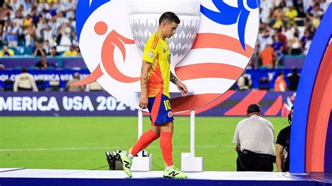 Write informative laconic excerpt under 30 words in mexican spanish for news below. Do not wrap it into quotation marks or html tags. playHislop: Colombia&apos;s substitutions hurt them vs. Argentina (1:38)Shaka Hislop and Herculez Gomez explain why the timing of Colombia&apos;s substitutions may have hurt them in the Copa América vs. Argentina. (1:38)Jul 15, 2024, 05:00 AM ETMIAMI GARDENS, Fla. -- As the clock counted down to kick-off, fans inside the Hard Rock Stadium attempted to forget the prematch scenes as hundreds of individuals without tickets rushed the gates and forced a venue-wide lockdown. Supporters stood in 90-degree heat under the Florida sun in an attempt to enter and watch the Copa América final between Argentina and Colombia.Despite the harrowing sights, those inside shifted their mindsets to the game once the lights dimmed and countdown began.Seconds before the Colombia national team walked onto the pitch, the speakers blasted "Mami, prenda la radio, encienda la tele y no me molesten, que hoy juega La Sele" ("babe, turn on the radio and the TV, don&apos;t bother me because today the national team plays"). And again, seconds before extra time began: "Guarden energía para que canten el gol (gol, gol, gol) Olé, olé, olea" ("save the energy to sing for the goal..."). Colombian supporters chanted "olé olé olé" in unison.In the end, La Sele fell 1-0 to Argentina, but through the team&apos;s success and Ryan Castro&apos;s song "El Ritmo Que Nos Une" ("the rhythm that unites us") the tournament served to reignite the football flame inside the hearts of every fan supporting the team in red, yellow and blue.Los Cafeteros competed well during the first 90 minutes, keeping the reigning world champions to their own half and taking offensive control. Santiago Arias thrived on the right flank, inspiring Jhon Córdoba to a couple close attempts to lift the crowd. With every save made by goalkeeper Camilo Vargas, the fans rallied behind the team, cheering his name. When Argentina looked to dominate, the Colombian support still tried to drown out the fans of La Albiceleste.Eventually, Argentina&apos;s bench overpowered a weakened Colombia in extra time. Lautaro Martínez, who came on to replace Julián Álvarez in the 97th minute in the match, met Giovani Lo Celso&apos;s through ball with a right-footed finish to score the only goal of the game. But the fans never wavered.Despite the score, the 2024 Copa América rekindled a fire under Colombia. Prior to the tournament, the team experienced a disconnect from the fanbase and jersey after failing to qualify for the 2022 World Cup.During that unsuccessful campaign the team hired multiple coaches to add to the instability of an already troubled squad. Colombia concluded the run in sixth place, finishing below even the qualification playoff place after just three wins from 18 games and a 6-1 loss to Ecuador. Luis Díaz, James Rodríguez, Jefferson Lerma, Daniel Muñoz, Carlos Cuesta and Wílmar Barrios -- who all started Sunday&apos;s Copa final -- formed an integral part of the team for the World Cup qualifiers, and still they couldn&apos;t secure a ticket to Qatar.After failing to qualify for the 2022 World Cup, James Rodríguez and the rest of the Colombia regained the love of their fans by reaching the 2024 Copa América final. Buda Mendes/Getty ImagesTo those looking in from the outside, the disconnect between the Colombia national team and the fanbase looked akin to a public breakup, with one side vowing not to come back until real change occurred. Then, following the World Cup, Colombia went on a 25-game unbeaten streak. The faint flames of remained support gained got a little more oxygen with every victory.Weeks before the 2024 Copa, Colombian singer and songwriter Castro, a longtime fan of the national team, worked with players to release "El Ritmo Que Nos Une" in the hope of galvanizing that reinvigorated support. The reggaeton song calls for support of the national team, seeing figures like Luis Díaz rapping lyrics with his own name. It slowly crept into radio stations playlists, Instagram posts and viral TikTok videos before becoming synonymous with the Colombia national team.Keep up to date with all the results, news coverage and stories on the biggest names and teams in the United States as the tournament progresses. Copa América 2024 Fans rallied behind of the lyrics, "Saque las banderas, saque el tambor. Que llegó lo más chimba, la Tricolor. Con el calor de la costa pa&apos; meterle el sabor" ("bring out the flags, bring out the drums. The coolest thing, La tricolor, just arrived. With the heat of the coast, to add in the flavor"). The song motivated the fan base to buy into the idea that the national team could once again be the beacon of hope the country needed. And as the team progressed in the competition, "El Ritmo Que Nos Une" built momentum and reassured players that hundreds of thousands of supporters stood in unison behind one cause: Los Cafeteros. Players even blasted the song inside the locker room after defeating Uruguay in the semifinal, inviting Castro inside to celebrate with the team."El Ritmo Que Nos Une" served its truest purpose after thousands of Colombia fans gathered in Miami the night before the final, flooding the streets with red, yellow and blue jerseys, flags and paraphernalia. Chants broke out constantly, before the masses fell into a stunned silence watching as Colombian-themed fireworks lit up the night sky."The fans, we feel them more and more each day in every city we visit," said Juan Fernando Quintero. "We always felt it, honestly it&apos;s the most beautiful thing to feel before a game. It&apos;s amazing to connect with the people, because at the end we are one. We are one nation, and we have to do great things and make history."The support continued well after the final whistle, even as the players sat disappointed on the field watching Argentina celebrate. It wasn&apos;t until the last player left the field that those in yellow finally cleared from the stands at Hard Rock Stadium. Players clapped toward the fans in gratitude for them lifting their spirits and hearts throughout the past five weeks. Colombia may have lost the final, but they managed to regain the hearts of millions back home.The national team must now prepare for the 2026 World Cup qualifiers, as Nestor Lorenzo&apos;s sights remain set on making a return to the next tournament in the United States. But the team can now do so knowing supporters are behind them once again. ,Colombia cae 1-0 ante Argentina en la final de la Copa América, a pesar del apoyo inquebrantable de sus fanáticos. La selección busca volver a brillar en el Mundial de 2026.