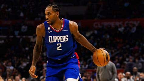 Write informative laconic excerpt under 30 words in mexican spanish for news below. Do not wrap it into quotation marks or html tags. Kawhi Leonard de los LA Clippers ha sufrido múltiples lesiones en los últimos años y ha jugado un número limitado de partidos debido a descanso y load management. Leonard se perdió toda la temporada 2021-22 debido a una lesión de ligamento cruzado anterior y solo jugó 52 juegos en la temporada 2022-23 por descanso y administración de carga. Se espera que Leonard esté completamente recuperado para la próxima temporada y continúe descansando periódicamente para evitar más lesiones.,Kawhi Leonard de los LA Clippers ha sufrido múltiples lesiones y ha jugado pocos partidos por descanso y load management. Se espera su completa recuperación.