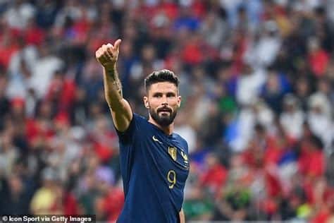 Write informative laconic excerpt under 30 words in mexican spanish for news below. Do not wrap it into quotation marks or html tags. Jul 15, 2024, 03:13 PM ETFrance&apos;s all-time leading scorer Olivier Giroud confirmed the end of his international career on Monday, as he readies to begin play with his new club side LAFC in MLS.Giroud had said prior to the tournament that he would go only as far as France went in the European Championship."The moment I&apos;ve been dreading has arrived. The moment to say goodbye to the French team," the 37-year-old Giroud wrote on his Instagram page on Monday.France bowed out last week in the semifinals, a 2-1 loss to eventual champion Spain. Giroud was a second-half substitute in his final game for France.He scored 57 goals in 137 matches for France and was a member of the squad that won the 2018 World Cup.Giroud will continue his club career in MLS after he signed to play with LAFC, leaving Europe after 18 years in the top professional leagues in France, England and Italy. He joined LAFC from AC Milan with a contract through 2025. The deal includes an option for 2026.The striker is best known for six prolific seasons at Arsenal from 2012-18, followed by three years apiece at Chelsea and Milan. He has 285 goals in 716 club matches. His trophies include the 2021 Champions League with Chelsea. He also won the French league with Montpellier in 2012, and Serie A with Milan 10 years later.Information from The Associated Press was used in this story. ESPN BET is owned and operated by PENN Entertainment, Inc. and its subsidiaries (&apos;PENN&apos;). ESPN BET is available in states where PENN is licensed to offer sports wagering. Must be 21+ to wager. If you or someone you know has a gambling problem and wants help, call 1-800-GAMBLER.Copyright: © 2024 ESPN Enterprises, Inc. All rights reserved. ,El delantero francés Olivier Giroud confirmó su retiro internacional tras 137 partidos con 57 goles para Francia, y se une al LAFC de la MLS.