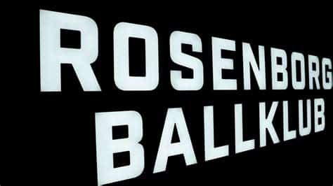 Write informative laconic excerpt under 30 words in mexican spanish for news below. Do not wrap it into quotation marks or html tags. Jul 22, 2024, 03:53 AM ETThe match in the Norwegian top-flight between Rosenborg BK and Lillestrom was suspended on Sunday after fans showed their displeasure with the Video Assistant Referee (VAR) by throwing fishcakes on the field.The protests started from kickoff and after a two-minute bombardment of fishcakes, the referee stopped the match and sent the players to the dressing room.The match was restarted, but the protests intensified, with tennis balls and smoke bombs being thrown onto the field. The referee abandoned the match around the half-hour mark with the score 0-0.VAR has stirred controversy in the Norwegian Eliteserien, with several clubs&apos; supporter unions claiming that the time referees spend making decisions using the system ruins matches.It has faced criticism in other leagues also, with Sweden&apos;s top leagues deciding in April not to implement VAR due to opposition from clubs. ,Protesta con pastelillos: Fans lanzan bollos de pescado en la liga noruega para manifestar desagrado con el VAR, suspendiendo el partido entre Rosenborg y Lillestrom.