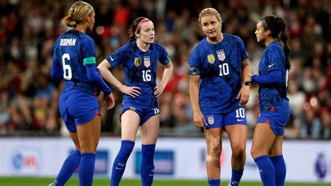 Write informative laconic excerpt under 30 words in mexican spanish for news below. Do not wrap it into quotation marks or html tags. Jul 22, 2024, 08:00 AM ETTrinity Rodman, left, and Emily Fox have a discussion during the USWNT&apos;s 1-0 win over Mexico in a pre-Olympics friendly earlier this month. Stephen Nadler/ISI Photos/Getty Images for USSFAt each opportunity to repeat the old company line that the standard for the U.S. women&apos;s national team is gold medal or bust, new head coach Emma Hayes has instead paused and offered a more calculated, nuanced answer.Hayes has not said that the goal is anything short of a gold medal, and she also has not committed to that being the only acceptable outcome for a USWNT in the middle of a rebuild. She continues to navigate a culture around the USWNT where the expectation is to win everything when she knows they can&apos;t win everything anymore."I&apos;m never going to tell anyone to not dream about winning," Hayes told a small group of reporters at her introduction in New York City in late May. "So, go for it -- it&apos;s important for us to have that."But as I said before, we have to go step by step and focus on all the little processes that have to happen so we can perform at our best level. If we can perform at our best level, then we have a chance of doing things. But we&apos;ve got work to do. The realities are that the world game is where it is, and the rest of the world do not fear the USA in the way that they once did -- and that&apos;s valid."The USWNT enters the 2024 Olympics with four World Cup titles and four Olympic gold medals, each of which are records. The Americans have never failed to win either a World Cup or subsequent Olympics since the tournaments began running in back-to-back years in 1995 and 1996.That record is in a precarious position in France this summer.The USWNT endured its worst finish at a major tournament in history last summer, losing a penalty shootout to Sweden -- an old foe, adding salt to the wound -- in the round of 16, marking the first time the program had finished worse than third place at a World Cup.It wasn&apos;t just that the result was bad in a vacuum, either: The Americans played so unimaginatively that they managed only the narrowest of escapes out of the group stage by way of a scoreless draw with Portugal, saved by mere few inches as a late Portugal shot clattered the post. It was the clearest evidence yet that this was no longer the mighty American world power, the team that had won back-to-back World Cups in 2015 and 2019. The world hadn&apos;t just caught up -- other top teams had surpassed the United States.Former head coach Vlatko Andonovski shouldered much of the public scrutiny, but players nearly unanimously struggled to adjust to opponents in real time. It was clear the issues ran deeper than could be fixed by parting ways with a coach. Now, as the Olympics loom, questions leftover from the World Cup linger: Are players prepared to compete in a modern landscape with teams more competitive than ever?During the World Cup, Hayes herself publicly questioned the USWNT&apos;s capabilities as a distant observer and part-time pundit, pointing to a lack of creativity among the Americans. She was also ultimately hired as an answer to such questions. Her hiring was widely lauded as the best possible outcome of the new manager search, a level of ambition and reform that stood in stark contrast to U.S. Soccer&apos;s decision to go with the status quo on the men&apos;s side, the results of which bore out at this year&apos;s Copa America.Now, the Olympics have arrived, and Americans, as impatient as they are, want immediate answers and returns. The last Olympic gold medal for the USWNT came in 2012. High-level sources across the sport in the time since the USWNT&apos;s 2023 World Cup exit have expressed concern that a second straight poor showing at a major tournament could set back the program for years and further embolden the rest of the world.The reality, however, is that Hayes&apos; primary remit is to win the 2027 World Cup. While the Olympics will always have some cachet, the Women&apos;s World Cup -- a singular spotlight for teams to take over -- is the most impactful podium. It&apos;s also one far enough away to allow for a realistic amount of preparation time.Neither Hayes nor U.S. Soccer sporting director Matt Crocker would admit it, but Hayes&apos; hire was clearly one focused long term on the next World Cup -- not short term on the Olympics. Hayes and U.S. Soccer agreed to allow Hayes to finish the European season with Chelsea, meaning she would be left with four friendlies and less than two months on the sidelines before the Olympics.Nobody, even someone with the lauded coaching acumen of Hayes, could be expected to develop a gold-medal-winning team in that time, especially not a team that has been overhauled following such recent disappointment. Hayes has said as much, perhaps most recently with a tinge of frustration after Tuesday&apos;s frustrating 0-0 draw with Costa Rica in the team&apos;s sendoff game.Hayes paused for 10 seconds in the middle of her first answer to a question that alluded to disappointment in the scoreless draw, before saying: "[Trinity Rodman] might score a worldie in the last minute, but the goalkeeper&apos;s had an outstanding game. Yes, we need to be more clinical. I don&apos;t need to state the obvious. But I think that when you&apos;ve had maybe half a dozen training sessions in total since I&apos;ve been the coach, I think it&apos;s a pretty good return so far."playEmma Hayes not focused on outside noise ahead of USWNT&apos;s Olympic GamesUSWNT manager Emma Hayes explains that the team is solely focused on the games ahead at the 2024 Olympics.Hayes is a realist, and the reality of this Olympics is an uncomfortable one for a USWNT program that, with only minimal hyperbole, won everything all the time in the past: These days, gold is not the make-or-break standard -- not at this tournament.A harsher, objective view might be that gold would be an overachievement at this point in the U.S. program&apos;s trajectory. The U.S. is now ranked fifth in the world, the team&apos;s worst FIFA ranking in history. Before last year&apos;s World Cup, the U.S. was ranked first or second for all 20 years of the ranking&apos;s existence.The Americans are not remotely the favorites at the 2024 Olympics. A bronze medal, which the U.S. won three years ago in Tokyo, would be a significant achievement. And in a group with Zambia -- whom Hayes rightfully noted shouldn&apos;t be overlooked -- Germany and Australia, the range of realistic outcomes for the USWNT at the 2024 Olympics runs the gamut from a group-stage catastrophe to a gold medal. Anything including and between those outcomes is realistic in today&apos;s landscape.Despite the USWNT&apos;s recent woes, a gold medal is possible for several reasons: This U.S. team has plenty of talent on the field and in the coaching box, and its competitors have their own injuries, and recent ebbs and flows to form. Hayes is among the best coaches in the world, and the USWNT has a world-class front line in Sophia Smith, Trinity Rodman and Mallory Swanson, and one of the best central defenders in the world in Naomi Girma.Yet, this USWNT squad is also not that different from the one that struggled at last year&apos;s World Cup. Ten of the 18 players on the roster were part of the 2023 World Cup, with veteran forward Alex Morgan&apos;s omission marking the most high-profile change. Hayes&apos; preferred starting lineup -- the one that defeated Mexico 1-0 on July 13 -- features eight players who prominently featured in and started at the 2023 World Cup. The USWNT&apos;s overhaul is not specifically about personnel but evolving and sophisticating ideas and principles.Still, the historical reliance on transitional play remains the USWNT&apos;s most effective approach, one that Hayes explicitly says she wants to evolve. Tuesday&apos;s scoreless draw with Costa Rica seemed eerily like one of the USWNT&apos;s poor performances from last year&apos;s World Cup, where a disciplined defensive scheme from an opponent left the Americans without enough ideas or, more simply, incapable or unlucky in front of net.It was an anticlimactic sendoff game that overshadowed some of the progress made over the past eight months since Hayes was hired, including her involvement from afar alongside interim coach Twila Kilgore. There has been talent identification and development, like the emergence of Sam Coffey as the teams&apos; defensive midfielder and Jenna Nighswonger as a modern, attacking left full-back. Each of those have been areas of need for the USWNT.Tactically, the USWNT has been nimbler over the past nine months, rotating midfield configurations between a double pivot -- the solution that the team needed but turned to too late at the 2023 World Cup -- and a more aggressive midfield trio. Hayes and Kilgore have experimented with a three-back in different phases of games, as well as different cadences of pressure on opponents.In those ways, progress has been clear. There&apos;s a new coach with a decent amount of new personnel. Without doubt, there are fresh ideas being experimented with and implanted. Realistically, though, that entire algorithm requires time to run to its conclusion. Major tournaments are about timing as much as they are talent, and this is a U.S. squad at the beginning of a takeoff process that will incur more turbulence along the way."Where are we compared to our best version of ourselves?" Hayes rhetorically asked reporters at her introductory briefing. That is the gap she is focused on closing: the one between the USWNT that wins tournaments and the one that crashed out. Only then can that be followed by catching up to the rest of the world -- or, to "beat the f---ing Spanish," the reigning world and European champions, as Hayes cheekily joked recently.Dreaming of the gold medal makes sense for the USWNT. It&apos;s in the American DNA, Hayes has said, and she won&apos;t change that. But as Hayes has also said, there&apos;s a lot of work to get there. ,Al asumir el cargo de entrenadora del USWNT, Emma Hayes insta a la paciencia y el proceso, reconociendo un camino desafiante hacia el oro olímpico.