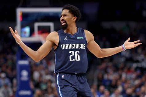 Write informative laconic excerpt under 30 words in mexican spanish for news below. Do not wrap it into quotation marks or html tags. Spencer Dinwiddie concluyó la temporada 2022-23 como el jugador número 95 de la liga, la primera vez en su carrera que termina dentro de los 100 primeros. Tuvo promedios de temporada de 17.3 puntos, 3.4 rebotes, 6.5 asistencias, 0.8 robos y 2.3 triples. A partir de ahora, Dinwiddie será el base titular de los Nets y se espera que sea el principal facilitador del equipo. Después de una lesión en la rodilla que limitó a Dinwiddie a solo tres juegos en la temporada 2020-21, el base tuvo un desempeño destacado al unirse a los Mavericks en la temporada 2021-22. Promedió 15.8 puntos, 3.9 asistencias y 3.1 rebotes en 23 juegos con los Mavericks. Se espera que Dinwiddie continúe teniendo un papel importante en los Wizards como base titular para la temporada 2022-23. En la temporada 2019-20, Dinwiddie tuvo un año destacado, promediando 20.6 puntos, 6.8 asistencias y 3.5 rebotes en 64 juegos. Sin embargo, con la llegada de Kyrie Irving y Kevin Durant a los Nets, se espera que los minutos y el rol de Dinwiddie sean más limitados en la temporada 2020-21.,Spencer Dinwiddie asciende como base titular de los Nets, destacándose por sus estadísticas en temporadas anteriores. Se proyecta como facilitador clave del equipo.