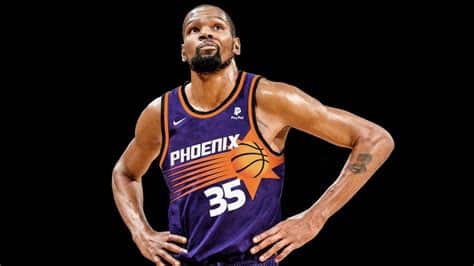 Write informative laconic excerpt under 30 words in mexican spanish for news below. Do not wrap it into quotation marks or html tags. Kevin Durant continúa jugando a un nivel de MVP, pero las constantes lesiones no le permiten alcanzar su verdadero valor en los juegos de fantasía.Durant ha sufrido varias lesiones desde que se recuperó de un desgarro de Aquiles, pero sigue produciendo números impresionantes.A pesar de las lesiones, Durant ha promediado al menos 26 puntos, seis rebotes, cinco asistencias y un bloqueo mientras tira más del 50% en los últimos cinco años.,Kevin Durant enfrenta obstáculos por lesiones, pero sigue siendo una superestrella con desempeño sobresaliente en la cancha de baloncesto.