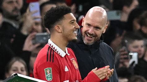 Write informative laconic excerpt under 30 words in mexican spanish for news below. Do not wrap it into quotation marks or html tags. Jadon Sancho is back with Man United and, while tensions with manager Erik ten Hag still exist, there is hope that the rift is healing. Ash Donelon/Manchester United via Getty ImagesLOS ANGELES, California -- Outwardly, at least, there has been little sign of the turmoil during preseason that had engulfed Jadon Sancho&apos;s career for the best part of a year.Arriving on a golf buggy for training at UCLA&apos;s Wallis Annenberg Stadium on Friday afternoon, he was smiling and joking with Marcus Rashford. And while other teammates have been battling jet lag at the start of Manchester United&apos;s preseason tour on the west coast of America, Sancho has been sleeping soundly. One member of the traveling squad couldn&apos;t believe that he&apos;d managed to sleep for almost the entirety of the 11-hour flight from Manchester to LAX, and then enjoyed a full eight hours on Wednesday night once the team had landed.It&apos;s a very different mood to September 2023, when Sancho hit out at manager Erik ten Hag in an explosive social media post that led to a banishment from first-team facilities at Carrington for more than four months. It was followed by a hastily arranged loan move to former club Borussia Dortmund in January and a successful return to Germany, which ended with a Champions League final appearance against Real Madrid at Wembley in June.For now, though, Sancho is back at United. He wouldn&apos;t be in California at all had it not been for clear-the-air talks with Ten Hag earlier this month, a surprising development given the rift had shown no signs of thawing over the course of the preceding 10 months.The official explanation is that Sancho has been reintegrated into the squad after "reflecting on past issues," and that Ten Hag has agreed to draw a line under the matter and move on. It&apos;s not clear whether the Dutchman got the apology he had initially demanded, with sources only prepared to say that there has been a softening on both sides.Ten Hag was asked about the situation at a news conference in LA on Friday, saying only that: "We need good players, and he is a very good player."There&apos;s no doubting Sancho&apos;s talent, and he showed it with a stunning performance in the Champions League semifinal first leg against Paris Saint-Germain in May. But what is less clear is whether or not he can do it under the intense glare of the United spotlight.So far, his three-year spell at Old Trafford has amounted to a huge disappointment. After finally arriving in a £73 million deal in 2021 following a two-year pursuit, he&apos;s shown flashes in his 58 Premier League appearances, but not much else.playWhy signing Mazraoui would be a sensible move for Man UnitedMark Ogden and Stewart Robson react to Man United&apos;s interest in Bayern Munich defender Noussair Mazraoui.Part of the issue has been his position. At the time of his transfer, United sources were keen to explain that he&apos;d been signed to play on the right wing -- a problem position for the club over a number of years. Sancho, however, prefers to play on the left where United already have Rashford.The problem hasn&apos;t gone away, either; in fact, it&apos;s only become more pronounced. Rashford still wants to play on the left, as does Alejandro Garnacho. Garnacho is on an extended break after going to the Copa America with Argentina, but with Sancho and Rashford in training at UCLA on Friday, both were making a point to the watching Ten Hag.Sun, Aug. 1620:00Fulham (H)Sat, Aug. 2412:30Brighton (a)Sun, Sept. 116:00Liverpool (H)Sat, Sept. 1412:30Southampton (a)Sat, Sept. 2117:30Palace (a)Sun, Sept. 2916:30Tottenham (H)Kick-off times shown as in UKIn two seven-on-seven sessions run by new assistant coach Rene Hake, Rashford and Sancho were on different teams and both took up positions on the left. Sancho occasionally drifted inside, but Rashford stood as wide as possible, attacking his defender before cutting in on his right foot to shoot.Rashford was picked on the left for the friendly against Arsenal at SoFi Stadium on Saturday and set up the goal for Rasmus Hojlund with a clipped pass over the top. Sancho replaced Rashford at half-time and was quiet, except for confidently stepping up to score the winning penalty in the shootout at the end of the game.United had been open to offers for Sancho before his return and despite his reinstatement into the first-team squad, that remains the case. There&apos;s a theory that part of Manchester United&apos;s motivation to bring him back was that a player in exile depreciates in value far quicker than one who is an active part of the squad and, at the very least, Sancho is staying fit and training at a high standard.The problem is that United&apos;s valuation of around £40m has, to date, deterred the majority of suitors including Paris Saint-Germain and Juventus. Dortmund would love to have him back, but only on loan, and as things stand, United aren&apos;t prepared to consider another temporary move, particularly one that would require paying a large portion of his wages. Whether their stance changes the closer it gets to Deadline Day remains to be seen, and it might be determined by how long the truce with Ten Hag lasts.The ideal outcome for United is that the rift is healed and Sancho begins to consistently show the form that convinced the club to make him their fourth most expensive signing ever. If that happens, Ten Hag will be sleeping as soundly as Sancho next season. ,Jadon Sancho regresa al Manchester United en California, aparentemente reconciliado con el entrenador Erik ten Hag después de un tumultuoso año.