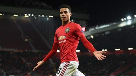 Write informative laconic excerpt under 30 words in mexican spanish for news below. Do not wrap it into quotation marks or html tags. Manchester United are in talks with Marseille over a loan deal with a view to a permanent transfer that would see Mason Greenwood leave Old Trafford, a source has told ESPN.The 22-year-old forward spent last season on loan in Spain with Getafe, scoring 10 goals in 36 appearances for the La Liga team, but had been due to return to United for pre-season training this week due to his contract still having 12 months to run.Greenwood has not played for United since being suspended by the club in Jan. 2022 after being arrested on suspicion of rape and assault, with Greater Manchester Police confirming the existence of "social media images and videos posted by a woman reporting incidents of physical violence."The one-time England international was subsequently charged with attempted rape, engaging in controlling and coercive behaviour and assault occasioning actual bodily harm with a trial date set for November 2023, before the Crown Prosecution Service (CPS) dropped all charges against Greenwood in February 2023 due to "a combination of the withdrawal of key witnesses and new material that came to light meant there was no longer a realistic prospect of conviction."Despite the dropping of charges against Greenwood, the player has not returned to action for United with the club instead choosing to seek a new team for him.Mason Greenwood played for Getafe in LaLiga last season. Angel Martinez/Getty ImagesGetafe had been keen to sign Greenwood on a permanent deal following his successful loan last season, but sources have said that United would want at least £20 million ($25.7m) for the player whose contract includes a 12-month option, which would be triggered by the Old Trafford club if they fail secure a permanent transfer agreement this summer.Juventus, Atlético Madrid and Lazio have all held an interest in a permanent deal for Greenwood, but French team Marseille have now emerged as frontrunners with a source telling ESPN that the Ligue 1 side have lodged a firm offer and talks between the two clubs are progressing. At this stage, the potential fee and terms of any deal are undisclosed. ,Manchester United negocia con Marsella por el traspaso de préstamo de Mason Greenwood, con conversaciones avanzadas. El jugador pasó la última temporada en Getafe.