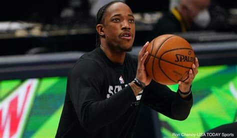 Write informative laconic excerpt under 30 words in mexican spanish for news below. Do not wrap it into quotation marks or html tags. - Los Bulls de Chicago hicieron dos grandes movimientos en la temporada baja al adquirir al base Lonzo Ball y al escolta DeMar DeRozan. - DeRozan tuvo una exitosa temporada pasada con los Spurs, promediando 27.9 puntos, 5.1 rebotes y 4.9 asistencias en un 50.4% de tiros de campo. - A pesar de la adquisición de Ball y la presencia de otros jugadores ofensivos en los Bulls, se espera que DeRozan tenga un papel importante en el equipo y siga siendo una opción confiable en Fantasy.,Los Bulls fichan a Lonzo Ball y DeMar DeRozan. DeRozan brilló con los Spurs la temporada pasada, con promedios destacados y rol clave esperado en los Bulls.