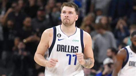 Write informative laconic excerpt under 30 words in mexican spanish for news below. Do not wrap it into quotation marks or html tags. Luka Doncic firma contrato de extensión por cinco años y $207 millones con los Mavericks - Fuente: No especificada Doncic fue el novato del año de la NBA en la temporada 2018-2019 - Fuente: No especificada Doncic promedió 27.7 puntos, 8.6 asistencias, 8.0 rebotes y 1.0 robos en la temporada 2020-2021 - Fuente: No especificada,Luka Doncic renueva con los Mavericks por cifra millonaria tras impresionante temporada en la NBA.