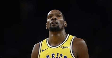 Write informative laconic excerpt under 30 words in mexican spanish for news below. Do not wrap it into quotation marks or html tags. Kevin Durant ha tenido constantes lesiones desde su recuperación de una rotura del tendón de Aquiles en 2019. A pesar de las lesiones, Durant ha promediado números de MVP en las últimas temporadas. A pesar de su historial de lesiones, Durant sigue siendo uno de los mejores jugadores en el fantasy basketball y un objetivo seguro en los drafts.,Kevin Durant, estrella resiliente en la NBA a pesar de las lesiones. Siguen sus altas cifras y aportes al fantasy basketball.