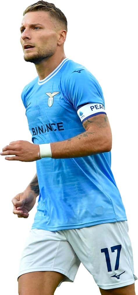 Write informative laconic excerpt under 30 words in mexican spanish for news below. Do not wrap it into quotation marks or html tags. Jul 13, 2024, 11:32 AM ETCiro Immobile leaves Lazio as the club&apos;s record goal scorer. Paolo Bruno/Getty ImagesItaly striker Ciro Immobile has left Lazio after eight years and joined Besiktas, the Turkish Super Lig club confirmed on Saturday.Immobile has signed a two-year contract at Besiktas, with Lazio reportedly receiving around €3 million ($3.27m).The 34-year-old arrived at Lazio from Sevilla in 2016 and scored 207 goals to become the club&apos;s all-time top scorer, winning both the Italian Cup and Italian Super Cup twice.Lazio announced on Friday that he was leaving the club and Immobile admitted it was an emotional departure at the airport en-route to Turkey."An exceptional journey, but like all beautiful stories there&apos;s a beginning and an end. The fans have been fantastic, they&apos;ve given me everything," he told Sky Sport Italia at the airport.Immobile, who was plagued by injuries last season, captained Lazio to a disappointing seventh-place finish in the Serie A. But, he denies there being bad blood in his departure."No, it was a decision made with the utmost calm. The last year-and-a-half have not been easy, it is right that this happens now. It is nobody&apos;s fault," he said."I think the moment has come to say not goodbye, but see you again. This will always remain my home," Immobile added in a farewell video posted by Lazio."I will cheer you on. I am a Lazio fan. I send hugs and hope to see you soon." ,Ciro Immobile deja Lazio como máximo goleador histórico del club. Se une a Besiktas tras ocho años en Italia.