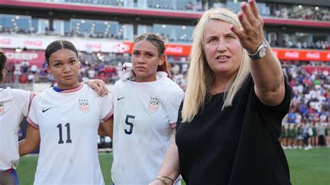 Write informative laconic excerpt under 30 words in mexican spanish for news below. Do not wrap it into quotation marks or html tags. playWhat can the USWNT take away from 1-0 win vs. Mexico? (1:16)Herculez Gomez and Kasey Keller discuss the USWNT&apos;s 1-0 win over Mexico. (1:16)Jul 13, 2024, 07:49 PM ETHARRISON, N.J. -- United States women&apos;s national team head coach Emma Hayes said her team still needs to improve its decision-making in the final third, but she saw signs of progress in the 1-0 win over Mexico at Red Bull Arena on Saturday.Hayes&apos; third game in charge of the U.S. was the Americans&apos; penultimate match before the Olympics and its first with the roster that leaves for France next week in search of the program&apos;s first Olympic gold medal since 2012."If we use [the Concacaf Gold Cup] as a reference point, I think it&apos;s fair to say this game was much more measured, much more controlled," Hayes told reporters. "[We] limited them to very little, so [it&apos;s] a step in the right direction."The victory comes less than five months after Mexico&apos;s historic 2-0 victory over the USWNT in the group stage of the Concacaf W Gold Cup, the Americans&apos; first loss to Mexico on home soil.Saturday was a more measured game that saw the USWNT retain 70% of the possession and keep Mexico from finding the counterattacking opportunities that allowed the visitors to thrive at the Gold Cup.Emma Hayes has won her first three games in charge of the USWNT. Brad Smith/ISI Photos/USSF/Getty Images for USSFUSWNT forward Sophia Smith broke the deadlock in the 64th minute. Rose Lavelle played a ball behind Mexico&apos;s defense and sprung Trinity Rodman free down the USWNT&apos;s right side before Rodman found Mallory Swanson at the top of the box.Swanson opened up to continue switching the ball to Smith, who squared up her defender and buried a shot with her right foot.Until the goal, the USWNT was largely in control of the match but wasteful in front of net. The USWNT ended the game with 17 shots and 1.94 expected goals -- while limiting Mexico to .07 xG -- per TruMedia. Smith admitted it was frustrating up until her tally, but said she isn&apos;t concerned."I mean, we&apos;re not worried about it," Smith said. "I know Trin can score goals, I know Mal can score goals, I know I can score goals. That stuff is -- it&apos;ll come. We just need to be patient with ourselves"The Americans&apos; best chance of the first half came in the 21st minute on a sequence that eventually ended with Rodman hitting a shot that just missed the far corner. Rodman was a catalyst in the buildup of the play, dropping deep to receive the ball from Naomi Girma and then turning to get involved in the play further up the field. Rose Lavelle played Rodman toward the endline, and Smith eventually got on the end of a shot that was saved by Mexico goalkeeper Esthefanny Barreras.Hayes said "small details" are the difference between Saturday&apos;s 1-0 result and a larger margin of victory. She pointed to minor details like checking to see the goalkeeper&apos;s position before shooting."You only have to see from just an xG perspective at the end of the game: It&apos;s two-point-something and should be much bigger because for the chances we&apos;ve created, we&apos;re not hitting the frame enough," Hayes said. "I still think that&apos;s something to add, but I think the difference in momentum from first half to second half was even bigger for us. Much more controlled."Captain Lindsey Horan moved higher up in the midfield in the second half after playing next to Sam Coffey in a double-pivot in the first half, and the USWNT found success immediately. Two minutes into the second half, Swanson put a shot just wide of frame on a feed from Smith. Five minutes later, Smith got on the receiving end of a direct ball over the top from Horan.Smith soon found the back of the net, then hit the post nine minutes after her goal.The victory was the third in as many games for the USWNT under Hayes, who finished out the European season with Chelsea before joining the team.Hayes & Co. have less than two weeks to be ready for the Olympics, where they hope to avoid being the first team in program history to fail to win either a World Cup or an Olympics in a cycle of major tournaments. The USWNT was eliminated from last year&apos;s World Cup in the round of 16, in a penalty-shootout against Sweden.The Americans have already had to adapt: On Friday, Hayes and U.S. Soccer announced that midfielder Catarina Macario, who was originally on the 18-player Olympic roster, had been replaced by forward Lynn Williams. Macario is dealing with "knee irritation" following her recent return from a torn ACL sustained in 2022.The USWNT has plenty of attacking talent beyond Macario, and the starting lineup that Hayes rolled out on Saturday is likely the team she will entrust at the Olympics. Progress was on display, but there was clearly room for improvement."I think we&apos;re only scratching the surface," Hayes said. "I think there&apos;s a lot of layers to go from everyone." ,En un amistoso emocionante, el USWNT logra una victoria 1-0 sobre México. El equipo de Emma Hayes busca mejorar su precisión en la zona de ataque.