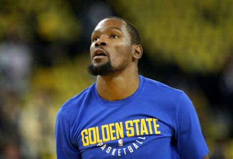 Write informative laconic excerpt under 30 words in mexican spanish for news below. Do not wrap it into quotation marks or html tags. Kevin Durant sigue demostrando números dignos de un MVP, a pesar de las lesiones constantes. A pesar de su historial de lesiones, Durant sigue siendo uno de los jugadores más talentosos y eficientes en la liga. La temporada pasada, Durant promedió impresionantes estadísticas de 29.1 puntos, 6.7 rebotes, 5.0 asistencias y 1.4 bloqueos en 35.6 minutos por juego.,Kevin Durant, MVP potencial a pesar de lesiones. Promedió 29.1 puntos, 6.7 rebotes, 5.0 asistencias y 1.4 bloqueos la temporada pasada.