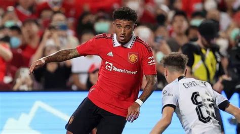 Write informative laconic excerpt under 30 words in mexican spanish for news below. Do not wrap it into quotation marks or html tags. Leny Yoro impressed on his debut for Manchester United at Murrayfield.New signing Leny Yoro made his first appearance for Manchester United in their 2-0 preseason win over Rangers on Saturday.The 18-year-old was thrown straight into the starting lineup, just a couple of days after his €62 million ($67.6m) move from Lille. Jadon Sancho too, started for United in what was his first outing for the club since returning from his loan spell at Borussia Dortmund.Erik ten Hag fielded a host of regular first-team players at Murrayfield, including André Onana, Aaron Wan-Bissaka, Jonny Evans, Casemiro, Mason Mount and Amad. Antony, Victor Lindelöf and Marcus Rashford all missed out with minor niggles.Amad gave United the lead in the first half, with a left-foot finish into the bottom corner.Ten Hag opted to replace all ten outfield players at the break, bringing on a host of academy players for the second half. It was one of them -- Joe Hugill -- who doubled United&apos;s lead with a powerful strike in the 70th minute.It was the first win of United&apos;s preseason, following their 1-0 loss to Rosenberg last week.,El nuevo fichaje Leny Yoro impresionó en su debut con el Manchester United en Murrayfield, en una victoria de pretemporada 2-0 sobre el Rangers.