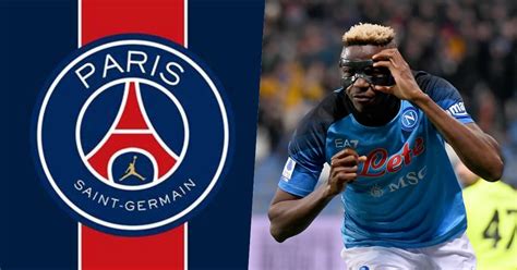 Write informative laconic excerpt under 30 words in mexican spanish for news below. Do not wrap it into quotation marks or html tags. playLaurens: Door very much open for Osimhen to join PSG (1:31)Julien Laurens assesses PSG&apos;s pursuit of Napoli striker Victor Osimhen. (1:31)Jul 20, 2024, 07:22 PM ETThe summer transfer window is open! Transfer Talk brings you all the latest buzz on rumours, comings, goings and, of course, done deals!TOP STORY: PSG eyeing move for Napoli&apos;s OsimhenParis Saint-Germain are set to approach Napoli striker Victor Osimhen, reports Fabrizio Romano.The Ligue 1 club are reported to be ready to make a proposal next week for the 25-year-old, who has been linked with a move to the Parc des Princes this summer as an option to reinforce the side after the departure of Kylian Mbappé to Real Madrid.A new round of talks between PSG and Gli Azzurri is expected to take place as both clubs look to reach an agreement over a fee, with no anticipated issues regarding personal terms after Osimhen gave the "green light" to the proposal from manager Luis Enrique&apos;s side.The Serie A outfit were previously said to be looking for Osimhen&apos;s release clause of €130 million to be activated. Still, recent reports have indicated that club president Aurelio De Laurentiis would be willing to accept less.He scored 17 goals while assisting another three in 32 appearances across all competitions for Napoli last season.PSG are linked with a move for Napoli&apos;s Victor Osimhen this summer. (Photo by SSC NAPOLI/SSC NAPOLI via Getty Images)PAPER GOSSIP - Manchester United are monitoring Real Sociedad midfielder Martín Zubimendi, reports the Manchester Evening News. The Red Devils are believed to have added the 25-year-old to their shortlist as they continue their search for midfield reinforcements, and he could be seen as an alternative to Paris Saint-Germain&apos;s Manuel Ugarte. Zubimendi came on as a substitute last week in Spain&apos;s 2-1 European Championship final victory over England.- Barcelona are ready to move forward with an approach for Manchester City wing-back João Cancelo, according to Sport. The 30-year-old Portugal international is believed to be seen as a key reinforcement this summer, and it is reported that he turned down the possibility of moving elsewhere as he continues to prioritise returning to the Blaugrana. The Citizens are looking to move him on permanently, and they would be willing to accept an offer worth €20m.- Talks over a new contract are set to take place between Everton and centre-back Jarrad Branthwaite, reports the Mirror. The Toffees are reported to be keen to hand the 22-year-old a "vastly improved" contract after they stood firm against interest from Manchester United. Branthwaite, who is now in line for a salary increase, is said to be happy to continue at Goodison Park, with his focus now on the new season.- An agreement over personal terms has been reached between Chelsea striker Romelu Lukaku and Napoli, reports Sky Sports Deutschland&apos;s Florian Plettenberg. A deal that would see the 31-year-old join the club until the summer of 2027 has been agreed, with talks set to take place between both clubs over a potential transfer fee. The Blues are said to be looking for an offer worth €40m to part ways with him permanently, but the Serie A side are currently only looking to make a proposal worth €25m.- Manchester United midfielder Scott McTominay is keen to stay at the club this summer, reports Football Insider. The 27-year-old is reported to be available for transfer in the current window if the Red Devils receive an offer worth £30m, but it looks as though he is hopeful of remaining at Old Trafford. McTominay has previously been linked with Newcastle United. ,París Saint-Germain tiene interés en fichar a Victor Osimhen del Napoli para reforzar su delantera tras la salida de Mbappé.