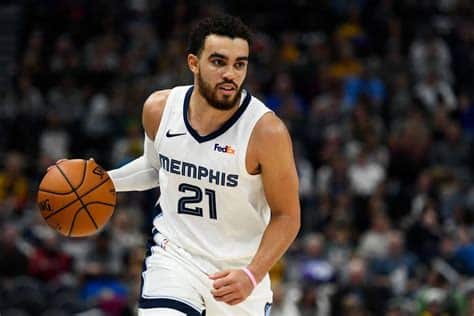 Write informative laconic excerpt under 30 words in mexican spanish for news below. Do not wrap it into quotation marks or html tags. El base Tyus Jones se espera que sea el titular de los Washington en la próxima temporada de la NBA. [Fuente: Desconocida] Jones tiene experiencia como titular y ha demostrado habilidades destacadas en esa posición. [Fuente: Desconocida] Se espera que Jones brinde un rendimiento de nivel medio durante la temporada. [Fuente: Desconocida],Tyus Jones, posible titular de los Washington en la NBA próxima temporada, con experiencia y habilidades destacadas, se pronostica un rendimiento medio.