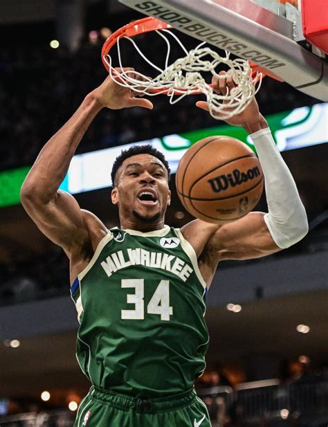 Write informative laconic excerpt under 30 words in mexican spanish for news below. Do not wrap it into quotation marks or html tags. Giannis Antetokounmpo terminó en el puesto 37 en valor fantástico en la temporada 2022-23, debido a su bajo porcentaje en tiros libres. A pesar de sus problemas en los tiros libres, Antetokounmpo sigue siendo un candidato de primera ronda en las ligas de puntos. Antetokounmpo ha sufrido lesiones en la rodilla en temporadas anteriores, pero la mayoría de sus ausencias fueron por precaución.,Giannis Antetokounmpo, puesto 37 en valor fantástico por bajos tiros libres. Aún candidato de primera ronda, a pesar de lesiones leves por precaución.