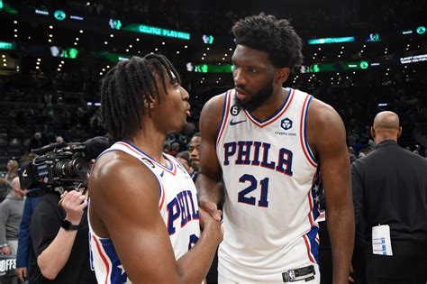 Write informative laconic excerpt under 30 words in mexican spanish for news below. Do not wrap it into quotation marks or html tags. Joel Embiid, jugador de los 76ers de Filadelfia, lideró la NBA en puntos por partido la temporada pasada. Embiid ha sido el MVP del equipo en las dos últimas temporadas y es considerado el mejor centro en ambos lados de la cancha. Su historial de lesiones es preocupante, pero se espera que sea la opción número uno en el ataque de Filadelfia y un candidato al MVP esta temporada.,Joel Embiid, líder en puntos, MVP de los 76ers y favorito al MVP de la NBA a pesar de historial de lesiones preocupante.