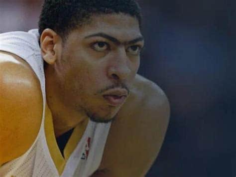 Write informative laconic excerpt under 30 words in mexican spanish for news below. Do not wrap it into quotation marks or html tags. - Anthony Davis tuvo una excelente temporada en 2022-23 a pesar de sus problemas de lesiones, promediando 56.3% de tiros de campo y 12.5 rebotes por partido. - Davis es la segunda opción clara después de LeBron James en los Lakers y su papel no está en peligro a pesar de los cambios en el equipo. Su habilidad defensiva es destacada, promediando 2.0 bloqueos y 1.1 robos por partido. - Aunque las lesiones han afectado su valor fantástico en las últimas temporadas, Davis sigue siendo un talento de primera ronda con potencial de MVP. La principal preocupación son sus problemas de salud, pero su habilidad en ambos extremos de la cancha lo convierte en un jugador de alto valor fantástico.,La excelente temporada de Anthony Davis en 2022-23 destaca su fortaleza defensiva y promedio de rebotes. A pesar de lesiones, sigue siendo una opción clave en los Lakers.