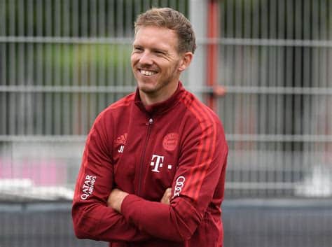 Write informative laconic excerpt under 30 words in mexican spanish for news below. Do not wrap it into quotation marks or html tags. playNagelsmann confused by handball rule after Germany denied penalty (2:01)Germany coach Julian Nagelsmann questions the handball rule after his side was not awarded a penalty in their Euro 2024 defeat to Spain. (2:01)Jul 6, 2024, 09:26 AM ETGermany will not undergo any major overhaul after their Euro 2024 quarterfinal exit but will be strengthened and improved, coach Julian Nagelsmann said on Saturday.The Germans played their most exciting tournament in at least eight years, losing in extra time to title contenders Spain on Friday, after years of bad tournament performances under Nagelsmann&apos;s predecessors."I have not been to another tournament but I was told that it was not always the case that every player left the camp with tears in their eyes after six weeks together," Nagelsmann, wiping away his own tears and with his voice breaking, told a news conference."We will try to reinforce things now and not launch a completely new start. The Nations League matches [from September onwards] will be used so that we develop further."Germany have not won a major title in a decade and will have to wait at least two more years for the 2026 World Cup before launching another bid for a trophy.But their overall performances did trigger widespread support across the country, pushing their 2018 and 2022 World Cup first-round exits well into the background.Following their Euro exit, midfielder Toni Kroos is retiring while several others, including Thomas Müller and Manuel Neuer, are widely expected to end their international careers."We are still a work in progress and that is normal after the previous years," Nagelsmann, who took over in September last year, said. "We have a squad of 26, 27, 28 players who can still play at the World Cup.Germany boss Julian Nagelsmann was visibly emotional in his Saturday news conference after Germany&apos;s exit. Christian Charisius/picture alliance via Getty Images"We will miss one pillar in Toni Kroos and let us see whether others will follow."There is no point in undergoing any major overhaul because we have a very good climate and that is a good foundation to build on. My job will continue the way it started."Several young players, including Florian Wirtz and Jamal Musiala, look ready to step into leadership roles and Nagelsmann said he was confident that, with the support of fans, the national team would only keep improving."I always said we needed the fans united behind us after the bad previous tournaments. We had a vision and belief we could do some good things. I would have loved to give the fans more, to win the title."I wish for this country to be better together, united and for people to help each other out more. We should not always fall into sadness and dreariness where everything is grey. I think we managed that in that small part that is football. ,Julian Nagelsmann cuestiona regla de mano tras Alemania no recibir penalti en derrota de Euro 2024 ante España. Entrenador promete mejoras.