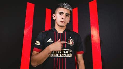 Write informative laconic excerpt under 30 words in mexican spanish for news below. Do not wrap it into quotation marks or html tags. Jul 6, 2024, 12:28 PM ETAtlanta United completed its transfer of midfielder Thiago Almada to Brazilian top-flight side Botafogo on Saturday for an MLS-record fee, the club announced on Saturday.While the club confirmed the fee is a record, it didn&apos;t attach a monetary figure. The Athletic reported Atlanta United stands to receive $21 million with up to $30m possible if conditions are met.The 5-foot-7 Almada, from Argentina, is expected to be on the move from Brazil over the winter. Botafogo is part of Eagle Football Holdings, which also operates Lyon of France&apos;s Ligue 1 and Crystal Palace of England&apos;s Premier League. It is anticipated he will join Lyon in January.Thiago Almada has left Atlanta United FC for an MLS-record fee. Rich von Biberstein/Icon Sportswire via Getty ImagesNow 23, Almada was transferred to Atlanta in February 2022 for a reported $16m by Velez Sarsfield of Argentina&apos;s Primera Division. He went on to win the 2022 FIFA World Cup with Argentina and will play for his nation in the Paris Olympics beginning later this month."We spent more than a year recruiting Thiago to join Atlanta United and during that process, we agreed that our club could provide a great platform to showcase his abilities and he would have the opportunity to continue his development until the time was right for him to move on to the next challenge," Atlanta&apos;s vice president and technical director Carlos Bocanegra said in a news release.Almada appeared in 77 regular-season matches (72 starts) with Atlanta United, recording 23 goals and 33 assists. He was honored as MLS Newcomer of the Year in 2022 and MLS Young Player the following year."His success is something we&apos;re all proud of and a ton of credit is owed to our scouting department, in addition to everyone who has worked with him at the club," Bocanegra said. "Our team has been prepared for this move and we will look to immediately reinvest in the team during the upcoming summer transfer window."Atlanta United also sent Giorgos Giakoumakis to Liga MX side Cruz Azul for a reported $10m, giving the club flexibility to add players when the secondary transfer window is open from July 18 to Aug. 14.Atlanta United (6-9-6, 24 points) is in ninth place in the MLS Eastern Conference. They will take on Real Salt Lake on Saturday, one of four matches remaining before a month-long break for the Olympics. ,Atlanta United transfirió al mediocampista Thiago Almada a Botafogo por una tarifa récord de la MLS, sin revelar la cifra exacta. Almada, de Argentina, se espera se una al Lyon en enero.