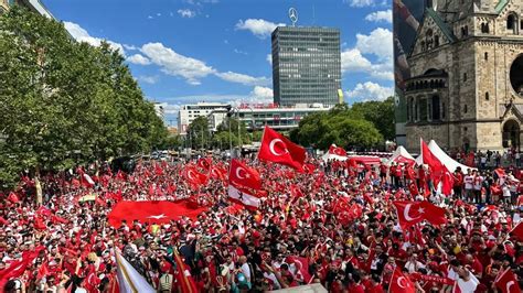 Write informative laconic excerpt under 30 words in mexican spanish for news below. Do not wrap it into quotation marks or html tags. Jul 6, 2024, 12:52 PM ETTurkish supporters making their way to the European Championship quarterfinal against the Netherlands on Saturday have been making the same nationalistic hand gesture that saw a Turkey player banned from the match.Berlin police said on X on Saturday that the gesture was "massively shown" by the fans and they had therefore stopped their march and asked them to stop making it. Fans were asked to make their own way as individuals to the game -- as long as they had a ticket for it."When a lot of people are doing this gesture, it becomes a political demonstration and a football march is not political demonstration," police spokesperson Valeska Jakubowski told The Associated Press.The fans were making a gesture that is used by Turkish nationalists and associated with the Turkish ultra-nationalist organization Ulku Ocaklari, which is more widely known as the Gray Wolves.Jakubowski acknowledged that showing the gesture is not banned in Germany but confirmed that some arrests were made. The situation was developing, however, and she was unsure why some fans were detained.Turkey defender Merih Demiral was banned for two games by UEFA on Friday for making the gesture after scoring in Turkey&apos;s round-of-16 win over Austria in Leipzig on Tuesday, an incident that led to a diplomatic row between Turkey and Euro 2024 host nation Germany.The ban rules Demiral out of Saturday&apos;s quarterfinal and the semifinal should Turkey progress.The Turkish Football Federation joined Turkish government officials in denouncing the suspension.Turkish President Recep Tayyip Erdogan changed plans to visit Azerbaijan so he can attend Saturday&apos;s match. He defended Demiral, saying on Friday the defender merely expressed his "excitement" after scoring.Turkish "ultras" on Friday called on other supporters to make the same gesture during the national anthem before Saturday&apos;s game and can be expected to do it during the game. ,Aficionados turcos realizan gesto nacionalista en la Eurocopa contra Países Bajos, simbolizado por jugador suspendido. Prohibido en Alemania, algunos arrestos realizados.