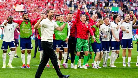 Write informative laconic excerpt under 30 words in mexican spanish for news below. Do not wrap it into quotation marks or html tags. playWill Southgate&apos;s tactical inflexibility come back to haunt England? (1:14)Steve Nicol says Gareth Southgate&apos;s style of play could hamper England in the semifinals of Euro 2024. (1:14)DUSSELDORF, Germany -- Gareth Southgate has admitted he has found the personal criticism of his management "difficult" in recent weeks but hailed his "streetwise" England side as they beat Switzerland on penalties to reach the Euro 2024 semifinals.Bukayo Saka&apos;s 80th-minute equaliser cancelled out Breel Embolo&apos;s opening goal five minutes earlier as Gareth Southgate&apos;s side were forced into extra time for the second consecutive game.Switzerland edged the additional 30-minute period -- Xherdan Shaqiri hit the post with a 117th-minute corner -- but as Manuel Akanji had his penalty saved by Jordan Pickford in the shootout, Cole Palmer, Jude Bellingham, Saka, Ivan Toney and Trent Alexander-Arnold all scored.England only registered three shots on target all night and were once again stifled in possession despite Southgate switching to a three-man defence in an effort to improve their level of performance.Southgate had beer cups thrown at him when drawing with Slovenia to top Group C and has faced a backlash to England&apos;s conservative style, but will lead England into a third semifinal from his four tournaments in charge.After celebrating with a short dance on the pitch following Alexander-Arnold&apos;s winning penalty, former England Under-21&apos;s coach Southgate said: "Every now and then you think: &apos;Surely there has to be some enjoyment in this job.&apos;"So, if I can&apos;t enjoy that moment then the whole thing is a waste of time. I love the players. I love being in that moment with them. I took this job to try and improve English football, not the seniors when I first joined the Football Association."I wanted us to regain credibility on the world stage. So I can&apos;t deny that when it is as personal as it has been in the past few weeks, on a human level that is quite difficult. But we are fighting, we won&apos;t stop fighting and we&apos;re in another semifinal and we&apos;ll see where we can get to."England are now one match from reaching their first final on foreign soil and Southgate pointed to the attritional style of other, more successful countries. France have reached the last four here in Germany without scoring a goal from open play.Gareth Southgate celebrates in front of the England fans after the quarterfinal win. Rene Nijhuis/MB Media/Getty Images"As I said to the players, again, with England it was often start 25 minutes really well, ahead in games and then and then out in the early knockout rounds," Southgate said."We weren&apos;t savvy, we weren&apos;t tournament wise. This group are different. They keep possession for longer periods."We haven&apos;t always got it right. The games with that we&apos;ve ultimately gone out people can always look back and highlight things."But, in general, we&apos;ve shown the resilience that the teams that win tournaments have had for years and years."Italy, France, Spain, you know, it&apos;s not all pure football. It&apos;s other attributes that they&apos;ve had, and we&apos;re showing a little bit more of that streetwise nature."We want to always be competitive in tournaments. England should be competitive for the coming years."This is a young team that a lot of them are going to be around for a long time. But, of course, now we want to deliver one. We&apos;ve never been to a final outside of England, we&apos;ve never won a Euros, so there&apos;s two bits of history we&apos;d love to create." ,Southgate y críticas, Inglaterra avanza a semifinales de la Euro 2024 venciendo por penales a Suiza en un partido luchado.