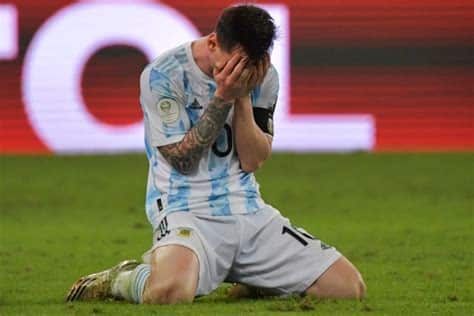 Write informative laconic excerpt under 30 words in mexican spanish for news below. Do not wrap it into quotation marks or html tags. Jul 14, 2024, 11:02 PM ETLionel Messi was forced off with an apparent right ankle injury in the second half of the Copa América final between Argentina and Colombia at Miami&apos;s Hard Rock Stadium on Sunday.Messi collapsed to the field in the 64h minute and immediately signaled his concern to the Argentina bench. After being treated, he limped to the sidelines before breaking down in tears while having ice strapped to his right ankle on the bench.He was replaced by Nicolás González.Messi had earlier gone down holding his ankle after a strong challenge in the first half.Lionel Messi was unable to continue after going down hurt for a second time in the Copa América final. Getty ImagesMessi chased the ball and tried to kick it before it went out of bounds. He planted his right leg awkwardly and appeared to take contact from Colombia&apos;s Santiago Arias.The 37-year-old writhed in pain and rolled over several times as he grabbed at his lower right leg. Trainers worked on the area for a few minutes before helping him to his feet. He walked slowly toward the sideline before reentering the game.Messi had been dealing with a leg injury and discomfort through much of the tournament and missed Argentina&apos;s group stage finale.The final was tied 0-0 when Messi exited.Information from The Associated Press contributed to this report. ,Lionel Messi se vio obligado a salir por lesión en el tobillo derecho en la final de la Copa América entre Argentina y Colombia. Se retiró llorando.