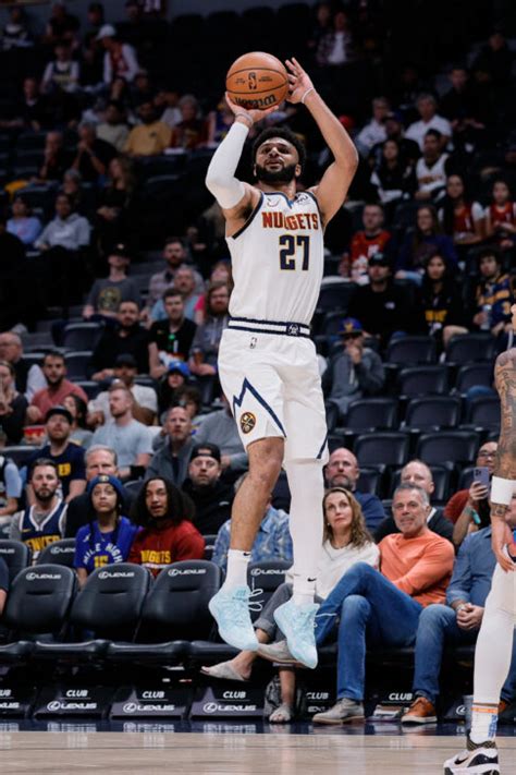 Write informative laconic excerpt under 30 words in mexican spanish for news below. Do not wrap it into quotation marks or html tags. Jamal Murray regresa de una lesión en la rodilla y se espera que siga siendo un facilitador clave en los Nuggets. Promedió 20.0 puntos, 6.2 asistencias y 4.8 rebotes la temporada pasada.Murray se perdió toda la temporada pasada debido a una lesión en el ligamento cruzado anterior de la rodilla sufrida al final de la temporada 2020-21.A pesar de la lesión, Murray fue uno de los mejores jugadores de fantasía en la temporada 2020-21, promediando 21.2 puntos, 4.8 asistencias, 4.0 rebotes y 1.3 robos por juego.,Jamal Murray vuelve de lesión en la rodilla para liderar a los Nuggets con su juego. Regresa tras ausentarse la temporada pasada.