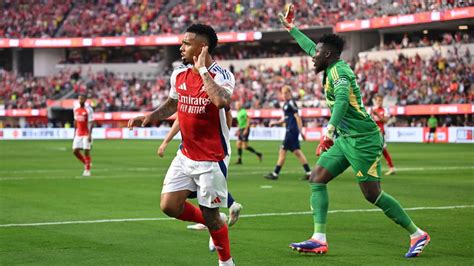 Write informative laconic excerpt under 30 words in mexican spanish for news below. Do not wrap it into quotation marks or html tags. Enter caption here including full stop. Stuart MacFarlane/Arsenal FC via Getty ImagesLOS ANGELES, California -- Mikel Arteta said Gabriel Jesus "has a spark in his eyes again" after scoring in Arsenal&apos;s pre-season friendly win over Manchester United in Los Angeles.Arsenal recovered from Rasmus Højlund&apos;s 10th-minute opener to win 2-1 at SoFi Stadium thanks to goals from Jesus and substitute Gabriel Martinelli.Arsenal lost a pre-arranged penalty shootout afterwards as both Jakub Kiwior and Kai Havertz missed but Arteta&apos;s side deserved their victory as United lost their way following first-half injuries to Højlund and Leny Yoro.Jesus scored just four times in 27 Premier League appearances last season as he lost his place in attack to Havertz while injury problems also curtailed the impact he could make, strolling with knee and hamstring issues.But after a close-range tap-in proved the high point of an encouraging all-round display, Arteta said of Jesus: "He looks really good. He looks really sharp. He has changed a lot of things over the summer."He has come in top condition again. And when you have that baseline, other things can be built but without that foundation you don&apos;t have a player. He needs to be in that condition to get the best out of him. He has realised that. And I&apos;m really happy with what he&apos;s shown today again."[What has he done?] That is a question for him. But I know that. It is a fact and you can see. The way he looks, his rhythm, his sharpness, the way he is moving. And you can see in his eyes as well that there is again some spark there because he has got now a point to prove and that is good."Arsenal have repeatedly been linked with a summer move for a new forward and are assessing their options after first-choice option Benjamin Sesko opted to sign a new contract to stay at RB Leipzig.Asked if Jesus could use that speculation as motivation, Arteta said: "I think that motivation has to come within himself, with his self demands and how much better he is able to make the team."He has shown it. He transformed the energy and the belief of that team and he has got it there. If he is waiting for something external to motivate him, I think it is going to be for a really short period. If it something internally that is happening, that is going to last long and it is going to be consistent. Hopefully that is the case." ,Mikel Arteta elogió a Gabriel Jesus por su desempeño en la victoria amistosa del Arsenal sobre el Manchester United en Los Ángeles.