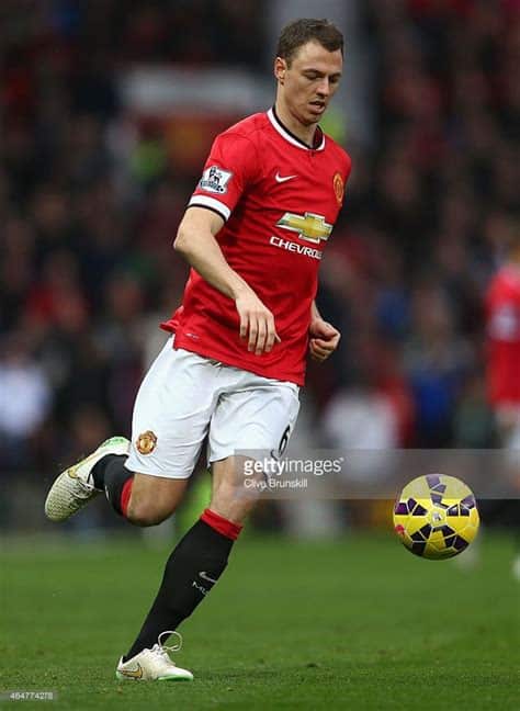 Write informative laconic excerpt under 30 words in mexican spanish for news below. Do not wrap it into quotation marks or html tags. Jonny Evans made his debut for Manchester United at 19. Ash Donelon/Manchester United via Getty ImagesLOS ANGELES, California -- Jonny Evans said it has been "hard" to see Manchester United staff lose their jobs as part of the INEOS-led cuts.Co-owner Sir Jim Ratcliffe is set to make 250 redundancies at Old Trafford in a bid to reduce costs.A number of staff were told their jobs are at risk in the days leading up to the club&apos;s preseason tour of the United States and Evans, who has been connected to United since the age of nine, has said its been a difficult period."A lot of people have lost their jobs their last couple of weeks, it&apos;s been hard and difficult to see," Evans said"The new owners feel that&apos;s the direction that they want to go. But, you know, it&apos;s not been easy for everyone at the same time."There&apos;s people you&apos;ve known for 20 years and I think the timing of it happened when we came away on tour pretty much. So we were all a bit in the dark and I&apos;m sure everything will be sorted out, things will be a bit more clear when we get back."Evans is in his second spell at United after coming through the academy and making his first-team debut as a 19-year-old in 2007.His brother, Corry, played for United and his wife, Helen, works for the club&apos;s in-house television channel, MUTV.His dad, Jackie, also worked as an academy coach."It&apos;s been a difficult thing to see," said Evans."People I&apos;ve known for a long, long time. One thing about working in a club like Man United, you&apos;re all in and everyone&apos;s always been all in, it&apos;s a big massive staff. But I think that&apos;s just been the culture of the club."It is for such, for a club, is such a huge size and the staff turn over, you have family members working there. My wife has been working at the club, my brother has been at the club, my dad&apos;s been at the club."So it&apos;s always had that feeling of people, they give everything they have for the club and it&apos;s such a huge credit to them. That&apos;s just because they love the place so much."The redundancy process is set to be finalised next month.Players and first-team staff have not been affected, but Evans said the cuts have still been a topic in the dressing room while the team has been in America."Yeah, of course," he said."Certain staff members being here, they&apos;re friends, people that they&apos;ve worked with, colleagues for a long time and I&apos;m sure they&apos;ll be feeling in that, there&apos;s no doubt about that." ,Jonny Evans preocupado por recortes de empleos en el Manchester United liderados por INEOS. 250 despidos en Old Trafford para reducir costos.