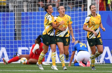 Write informative laconic excerpt under 30 words in mexican spanish for news below. Do not wrap it into quotation marks or html tags. Jul 28, 2024, 01:56 PM ETBrazil missed the chance to secure a quarterfinal spot after a late 2-1 loss to Japan in their Group C clash at Parc des Princes, while Colombia edged Group A rivals New Zealand 2-0 in the second matchday of women&apos;s Olympic soccer on Sunday.Brazil were leading thanks to Jheniffer&apos;s strike but conceded two stoppage time goals to Japan, who collected their first points after a defeat by Spain in Thursday&apos;s opener, courtesy of Saki Kumagai and Momoko Tanikawa.Colombia bounced back after falling to hosts France and boosted their chances of making it to the next round with their first win thanks to Marcela Restrepo&apos;s volley and a goal from Leicy Santos.The top two teams in each three groups advance, along with two best third-placed sides.Brazil went ahead with a fine Jheniffer low shot in the 56th minute after a play created by six-time Olympian Marta, who left the pitch to a standing ovation six minutes from time.Japan, who had missed a penalty before half-time, levelled in stoppage time thanks to Kumagai&apos;s kick from the spot after a handball by Yasmim before substitute Tanikawa netted from long range after a misplaced pass by Rafaelle.Elsewhere, Colombia opened the scoring in the 26th minute with a brilliant volley by Restrepo, who pounced on some sloppy New Zealand defending.Leicy Santos&apos;s fine strike off the woodwork sealed the win for Colombia in the 72nd minute to move them on to three points.Hosts France and world champions Spain play later on Sunday, along with Australia, Canada, Germany and the United States. ,Brasil cae frente a Japón 2-1, mientras Colombia vence a Nueva Zelanda 2-0 en fútbol femenino olímpico. Top 2 equipos de cada grupo avanzan.