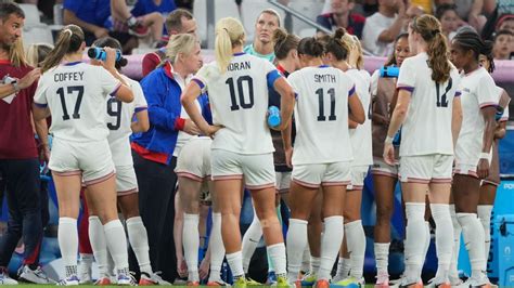 Write informative laconic excerpt under 30 words in mexican spanish for news below. Do not wrap it into quotation marks or html tags. playSalazar: USWNT&apos;s performance vs. Germany the best since 2019 World Cup (1:48)Sebastian Salazar reacts to the USWNT&apos;s 4-1 win over Germany at the Olympics. (1:48)MARSEILLE, France -- After watching her players complete what she called a "mature performance" in their 4-1 victory over Germany here Sunday night, new United States women&apos;s national team coach Emma Hayes was typically blunt in describing how she felt.Her biggest positive? The team&apos;s attack, with Sophia Smith scoring twice, Mallory Swanson adding another for her third in two Olympic matches and substitute Lynn Williams closing the scoring to completely stifle any hope of a German comeback."I think we were absolutely devastating when we needed to be," Hayes said, after the U.S. win booked her team a spot in the quarterfinals.Biggest negative? Some poor decision-making that led to Germany having more chances than they might have deserved, with goalkeeper Alyssa Naeher bailing out her teammates after some critical turnovers."I thought that we were our biggest problem," Hayes said, adding that six matches into her tenure, "There&apos;s still things that irritate me about us, but that&apos;s for me to fix."Hayes then continued that her biggest concern -- beyond the knee injury that forced off Tierna Davidson, who will be evaluated again Monday -- is the emotional recovery that&apos;s required in a compressed tournament like this one.The USWNT plays its final group stage match against Australia on Wednesday, and Hayes is planning to give the team a full day-and-a-half off before returning to the practice field."Can you imagine the adrenaline?" Hayes said. "You get so high, the comedown is like any hangover."Colorful phrases aside, it has been a whirlwind start for Hayes, who only took over the team in June, but now has them into the knockout rounds of her first major tournament. There is still a learning curve, she said, both between her and the players as well as between the players themselves, but there&apos;s no doubt that Hayes is working to instill a new identity.It is a process, she acknowledges, that will take some time. What she saw from her team on Sunday, though, was heartening. The opening half hour was a see-saw, as the U.S. nearly fell behind early after some sloppy defending, only to take the lead, lose it, re-take it again and then stretch the margin to two goals by halftime after Smith scored her second."There were times where we had to weather a storm," Williams said. "And I think that that&apos;s really cool about this team -- nobody looks frightened in those moments. It&apos;s just, okay, what do we need to do?"It&apos;s just more of a belief that no matter what somebody throws at us, we&apos;re going to get the job done."That sentiment is exactly what Hayes is craving. And the determination that the players demonstrated is what she expects."There&apos;s things I&apos;m learning about the team tonight from a character perspective that I want to see, from a resilience perspective I wanted to see," Hayes said. "When you play a top-level opponent, you get to see all sides and I saw all sides of us tonight, which was pleasing."The Americans play their last Group B match against Australia on Wednesday and can secure a first-place finish with a draw or a win. ,Emma Hayes, DT debutante del USWNT, elogia la actuación ante Alemania en la victoria 4-1. Destaca ataque letal y errores defensivos a superar.